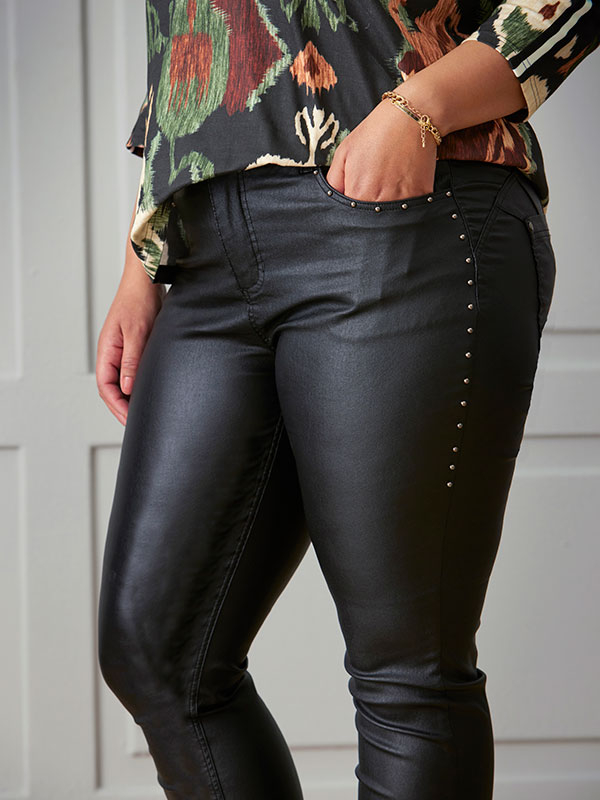 CURVE - Sorte coatede bukser med shape effekt fra Zhenzi