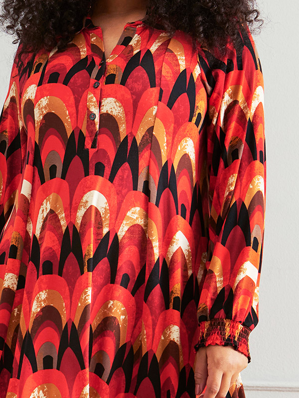 JUSTINE - Strækbar kjole med orange og rødt mønster fra Zhenzi