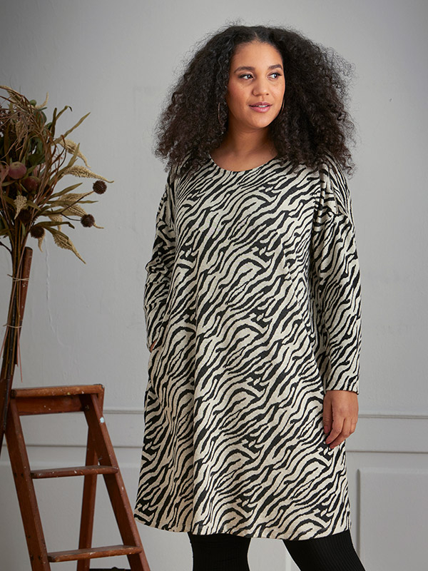 LINDSEY - Blød jersey kjole med zebraprint fra Zhenzi