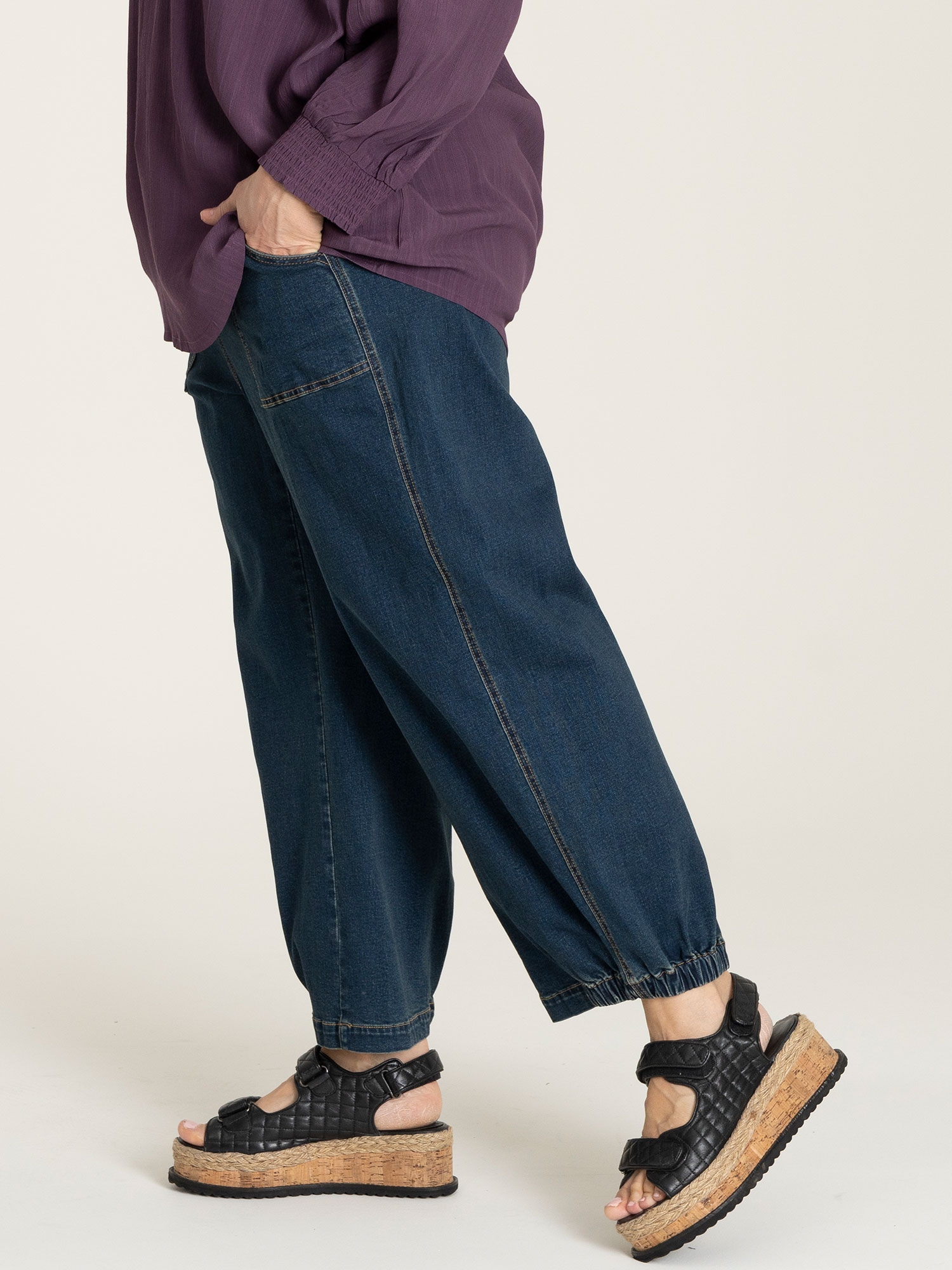 CLARA - Cowboy culotte bukser i en flot mørkeblå farve fra Gozzip