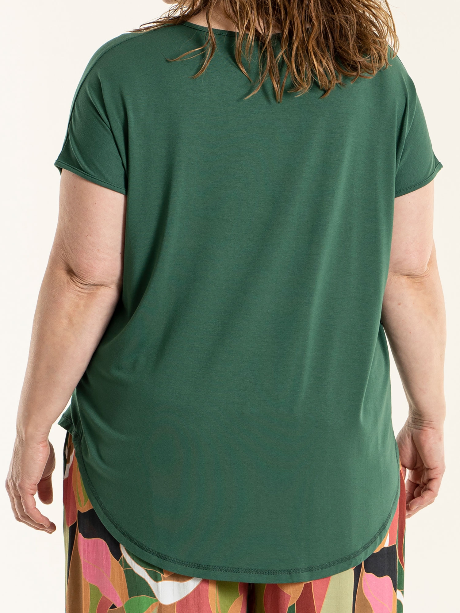 GITTE - Grøn bluse i viskose jersey med korte ærmer fra Gozzip