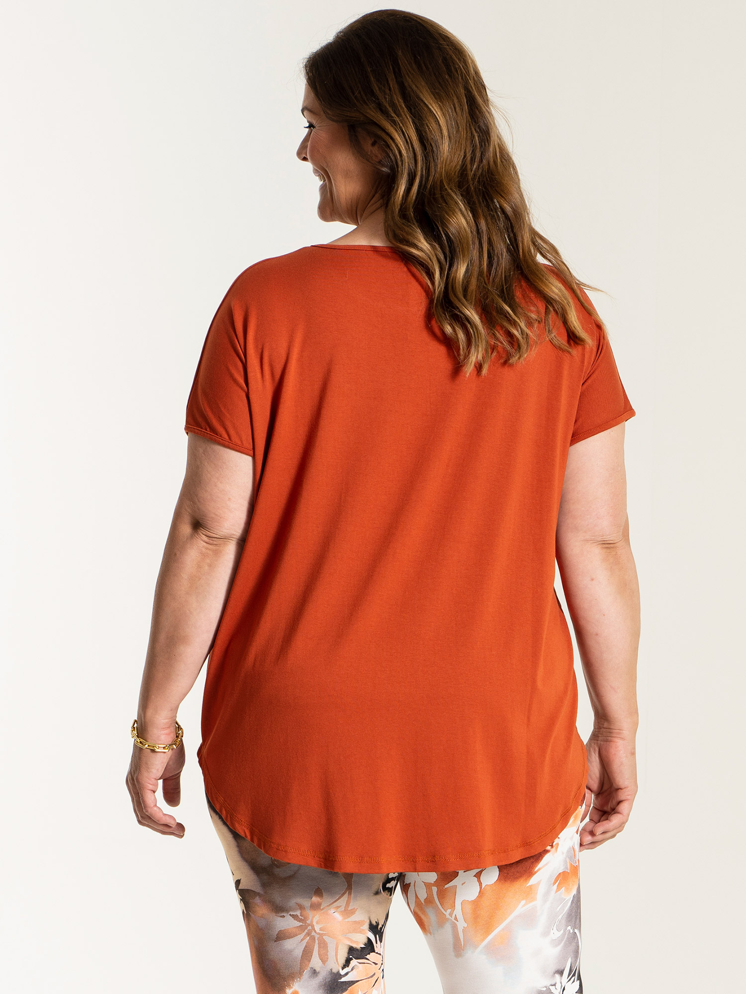 GITTE - Brændt Orange bluse i viskose jersey med korte ærmer fra Gozzip