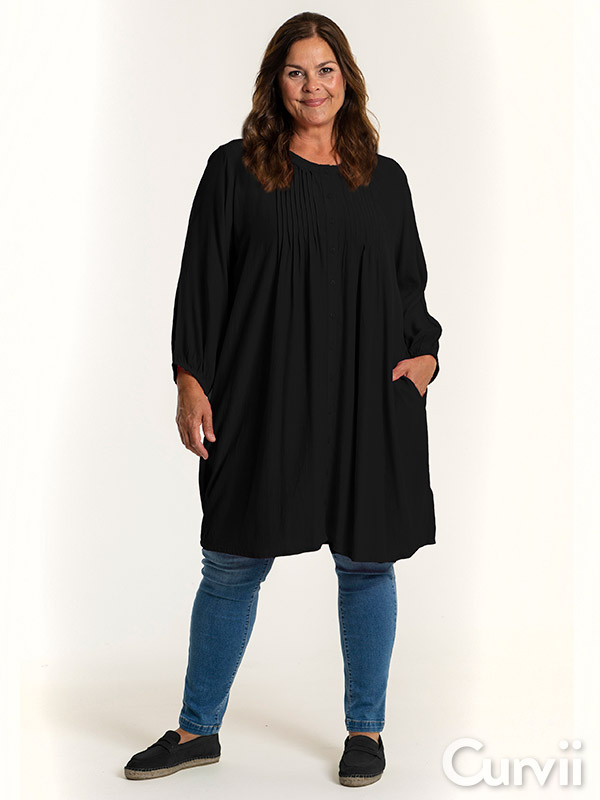 JOHANNE - Viskose skjorte tunika i sort med lommer fra Gozzip