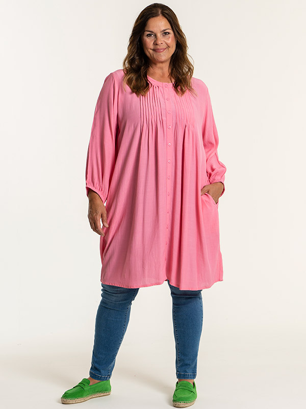 JOHANNE - Viskose skjorte tunika i lyserød med lommer fra Gozzip