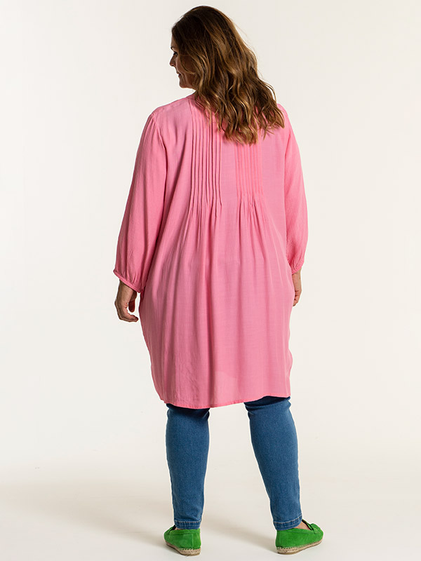 JOHANNE - Viskose skjorte tunika i lyserød med lommer fra Gozzip