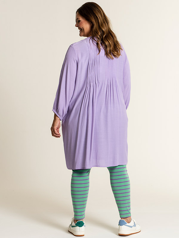 JOHANNE - Viskose skjorte tunika i lys lilla med lommer fra Gozzip