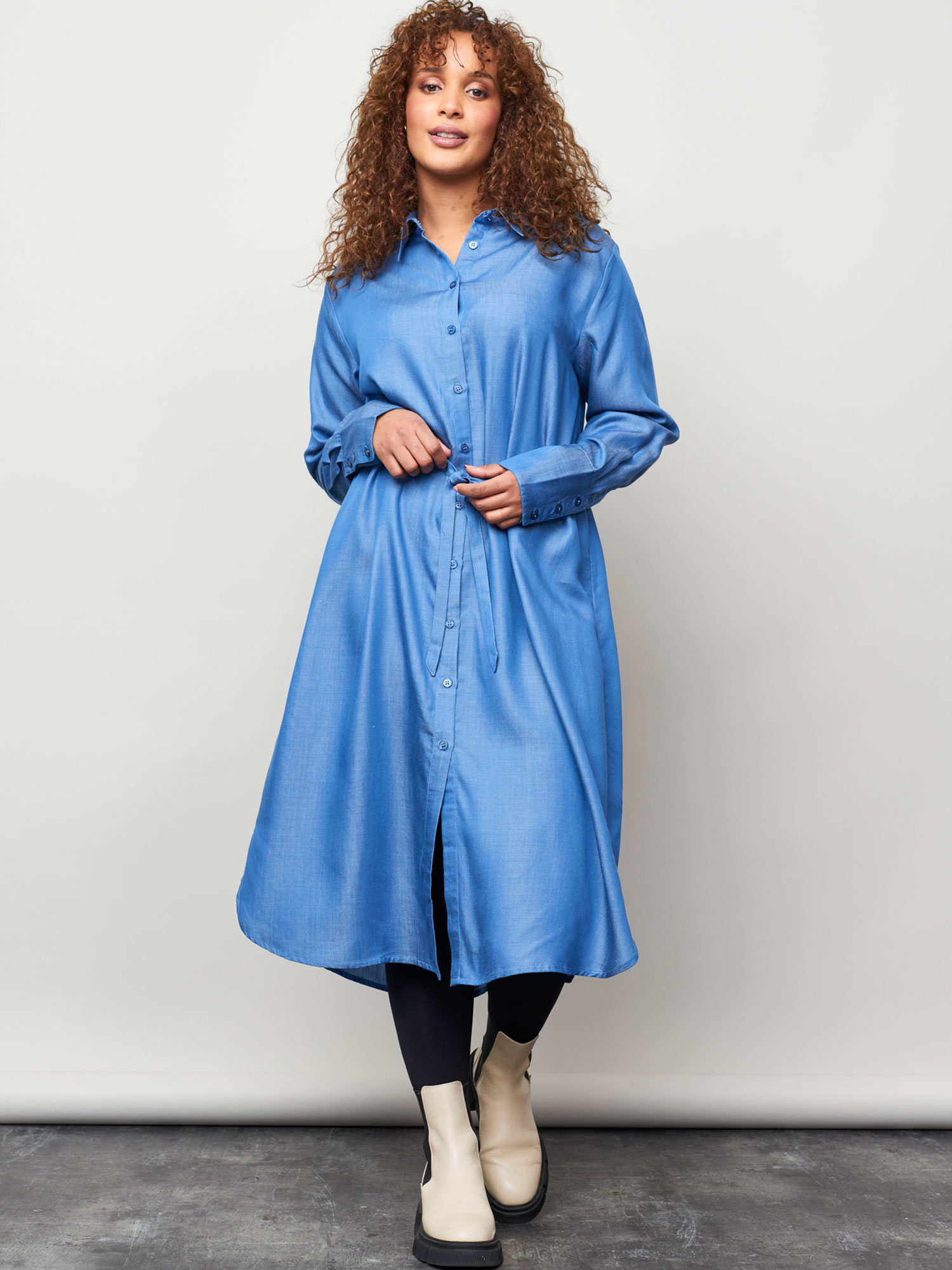 Lang blå skjortekjole i eksklusiv bæredygtig tencel kvalitet fra Aprico