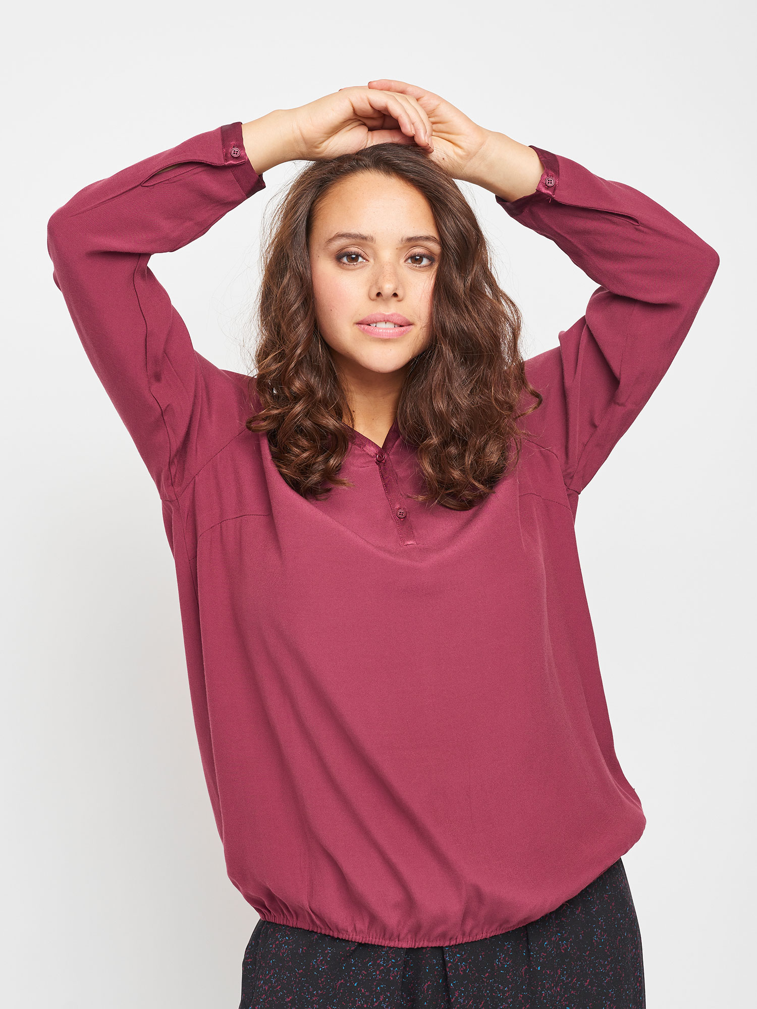 Flot bordeaux farvet viskose bluse fra Adia