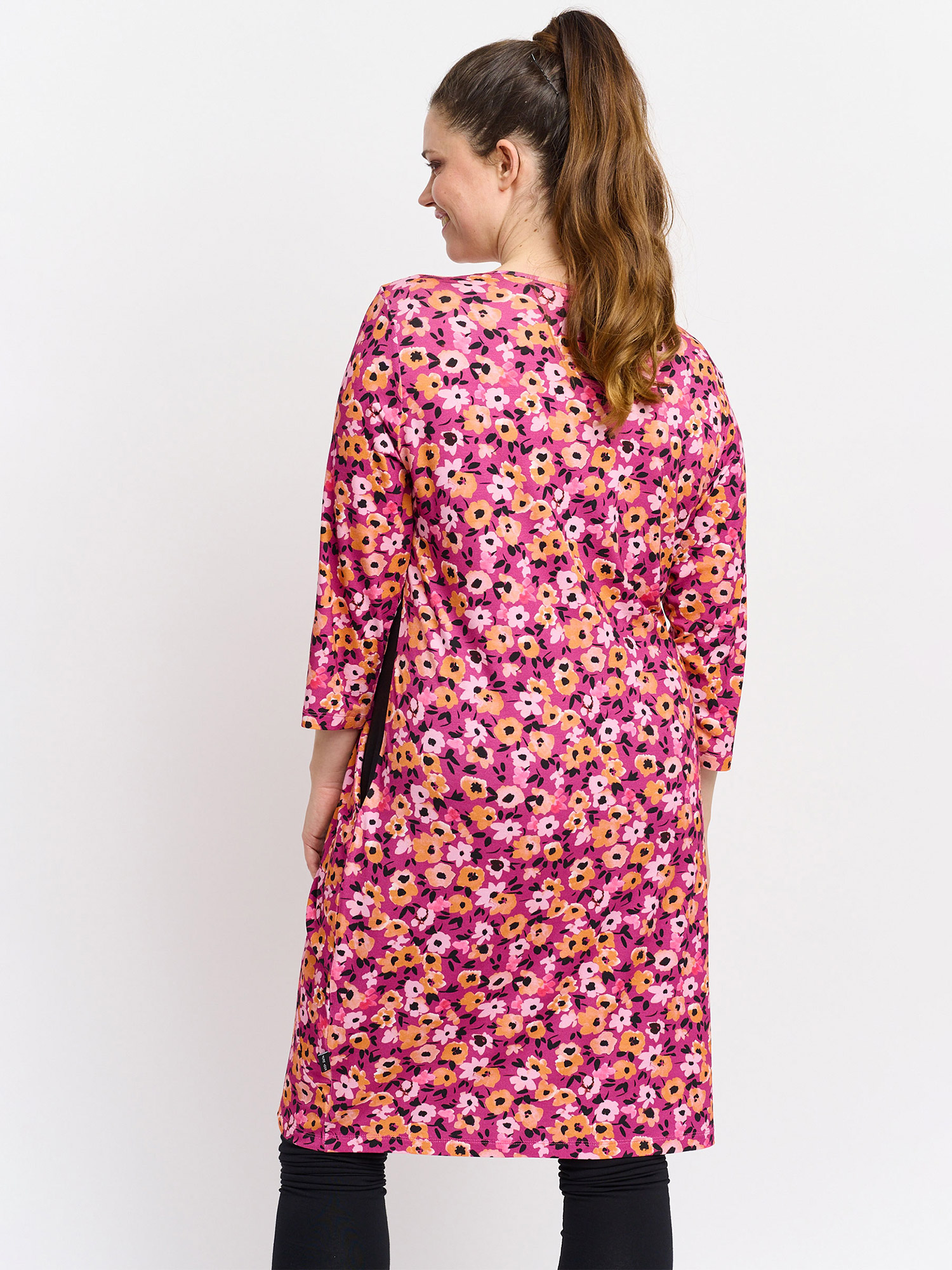 BIANCO - Lilla kjole med blomster print og smuk pasform fra Pont Neuf
