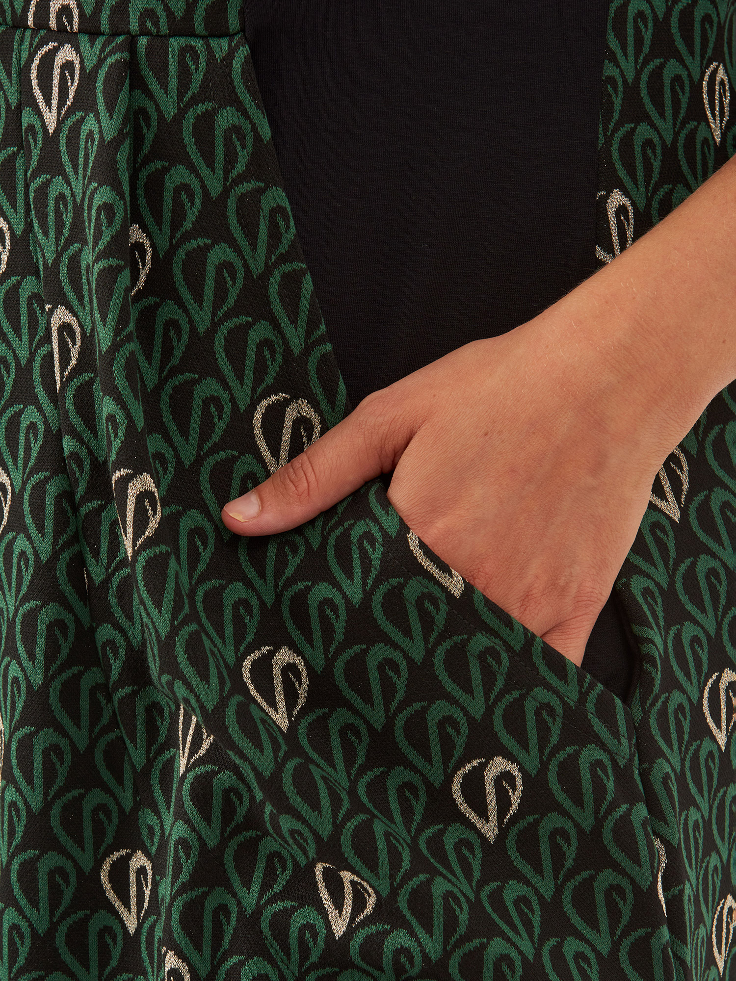 BIANCO - Sort og grøn mønstret viskose kjole med guld detaljer fra Pont Neuf