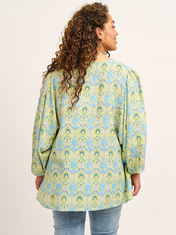 Viskose bluse i blåt og grønt print fra Adia