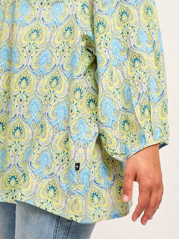 Viskose bluse i blåt og grønt print fra Adia