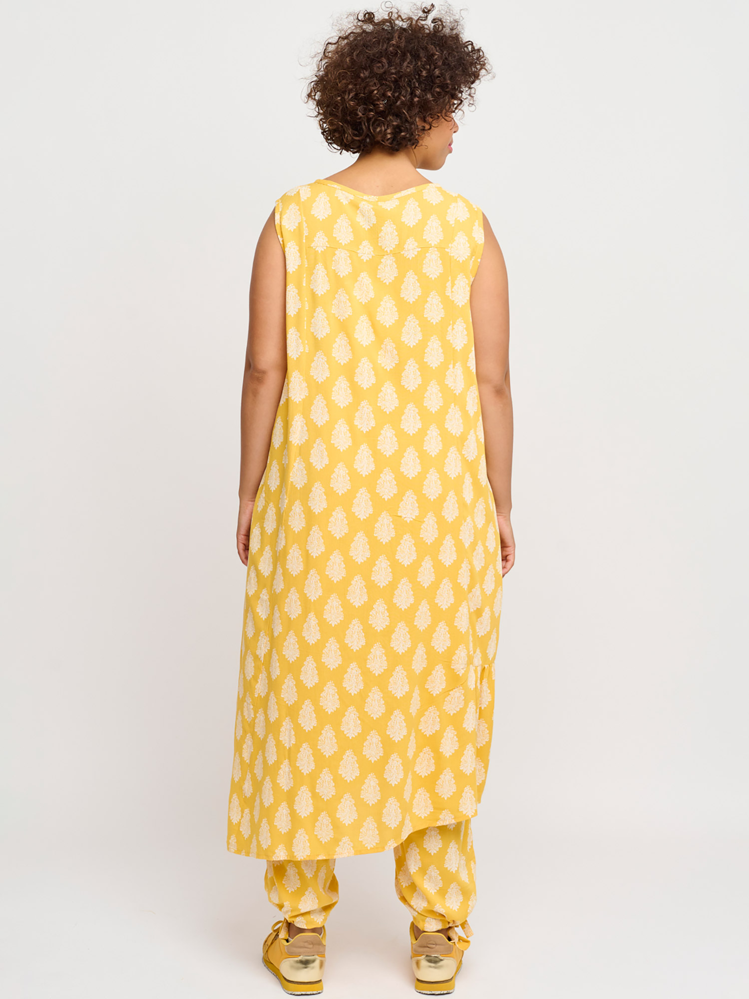 Flot gul viskose kjole med hvid print fra Adia