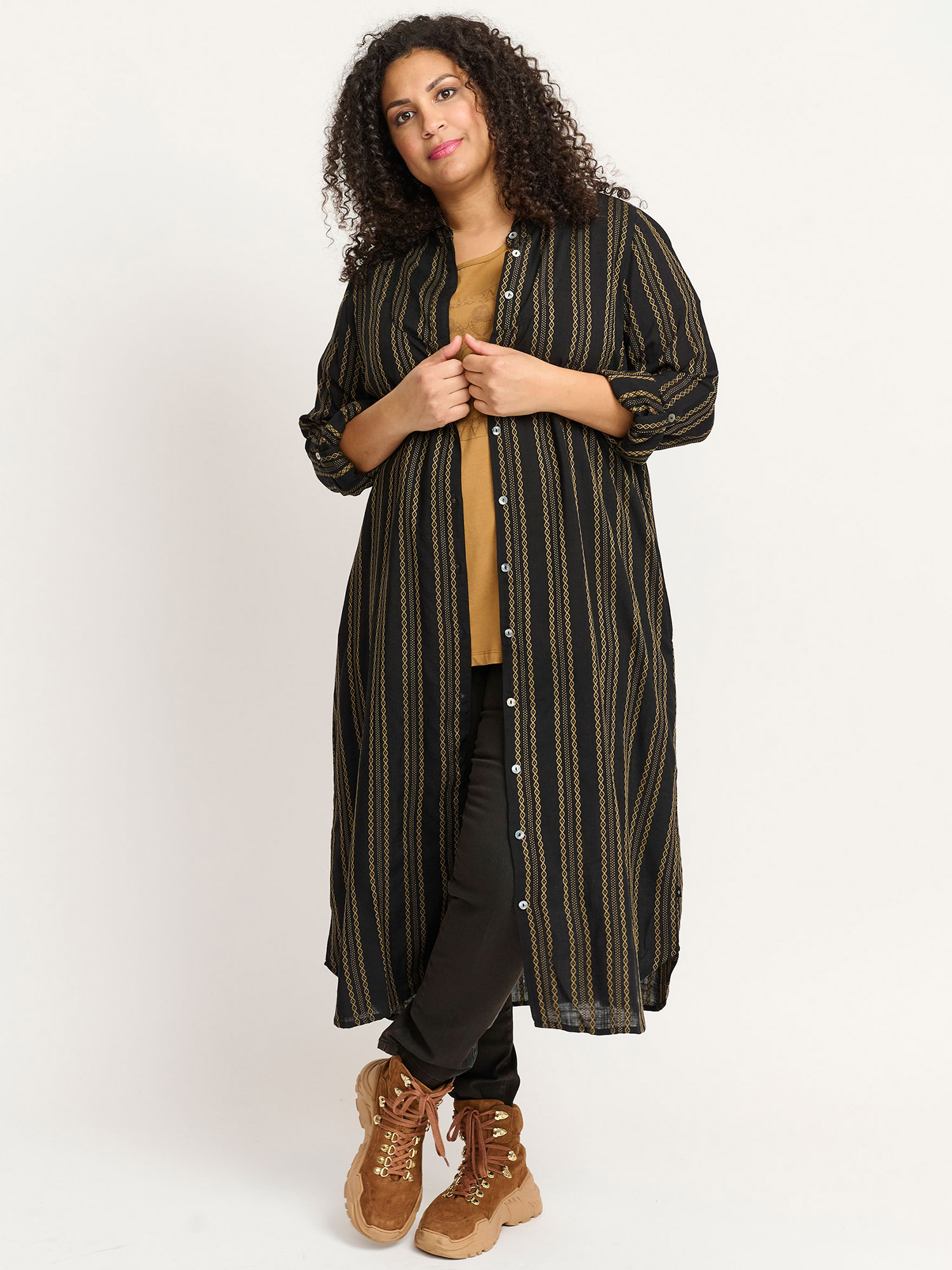 Sort skjorte kjole i viskose med indvævede mønster fra Adia