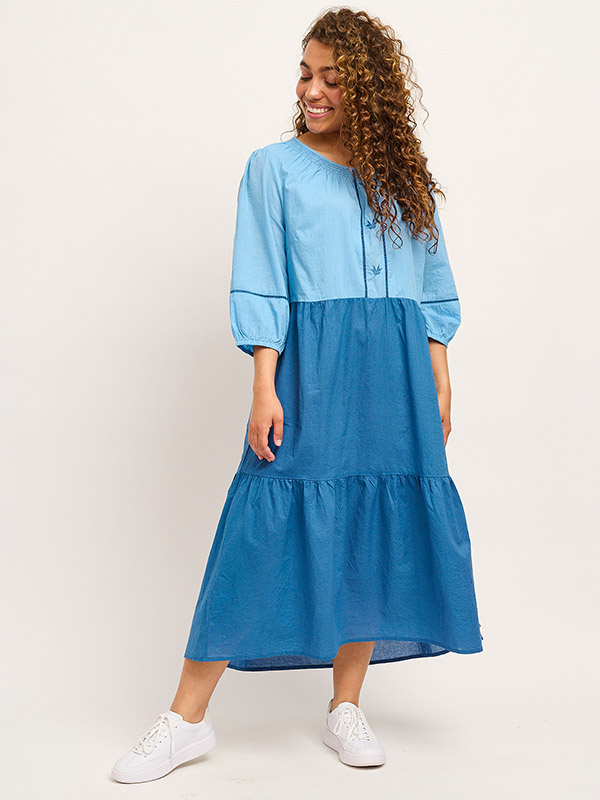 Blå bomulds kjole med fine detaljer fra Adia