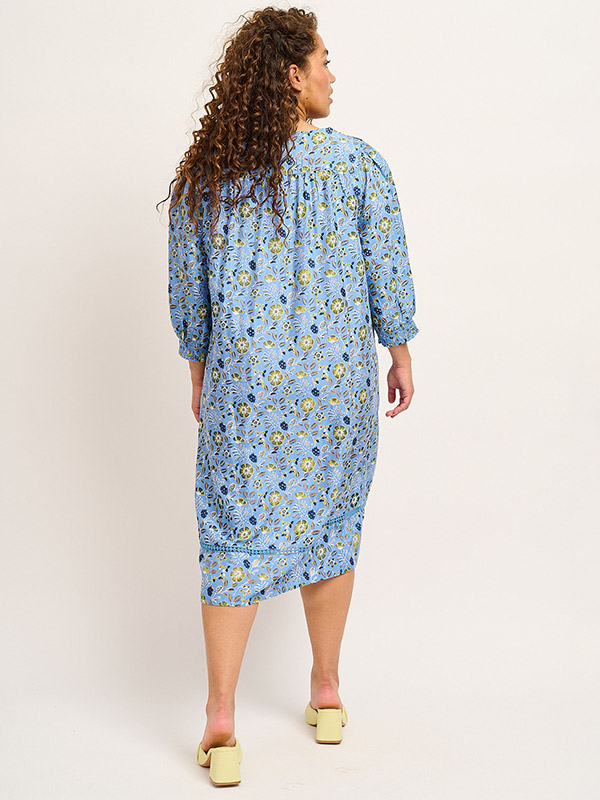 Blå mønstret viskose kjole med bomuldsstrik i halsudskæringen fra Adia