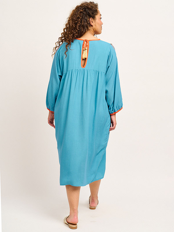 Blå viskose kjole med orange detaljer fra Adia