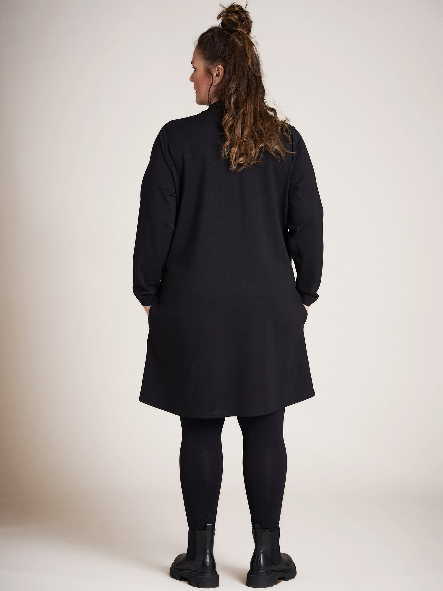 ALBERTA - Smart sort bomulds tunika i råt look fra Gozzip Black