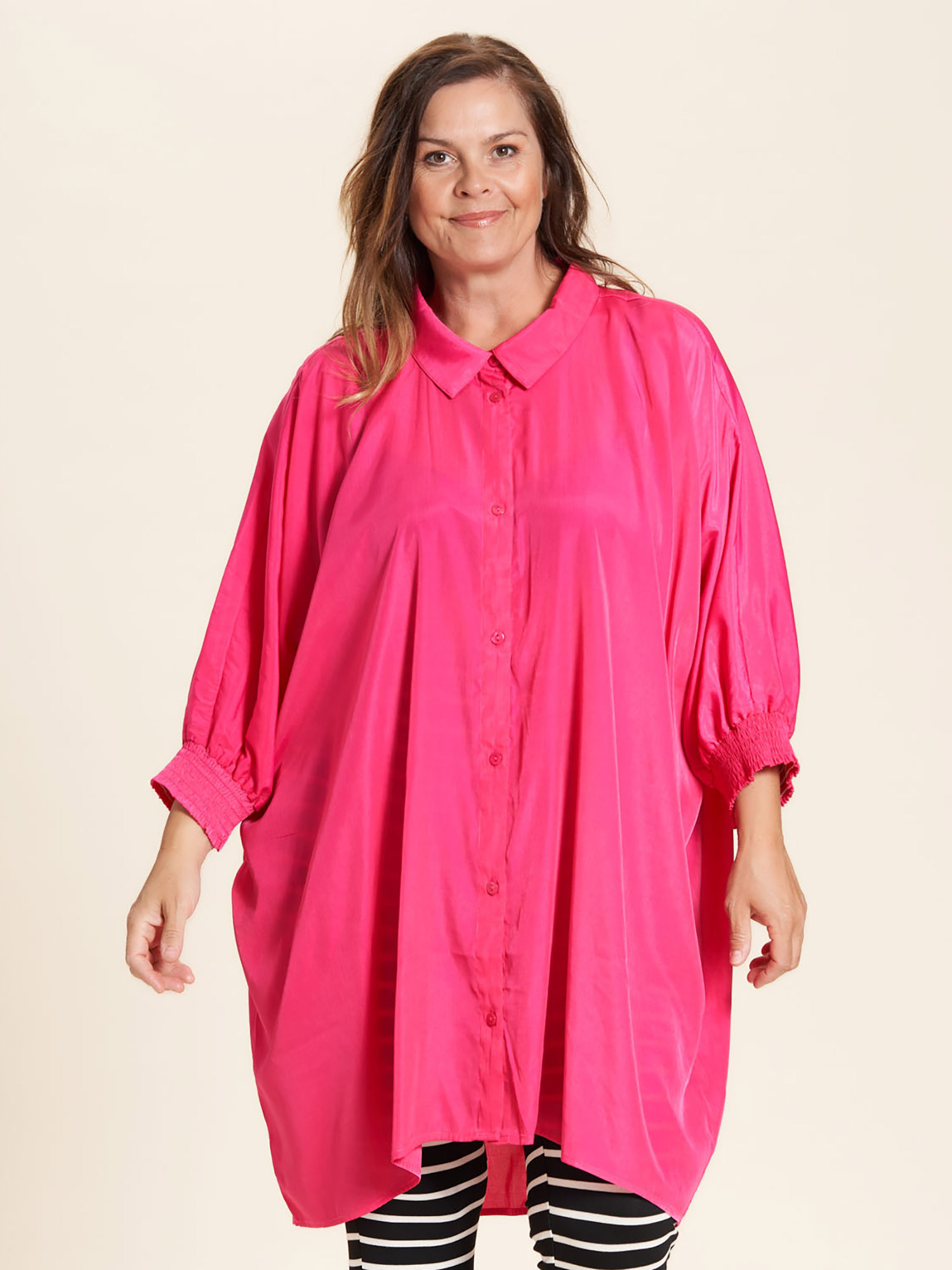 Gerda - Pink oversize skjorte tunika med flot blank viskose satin fra Gozzip