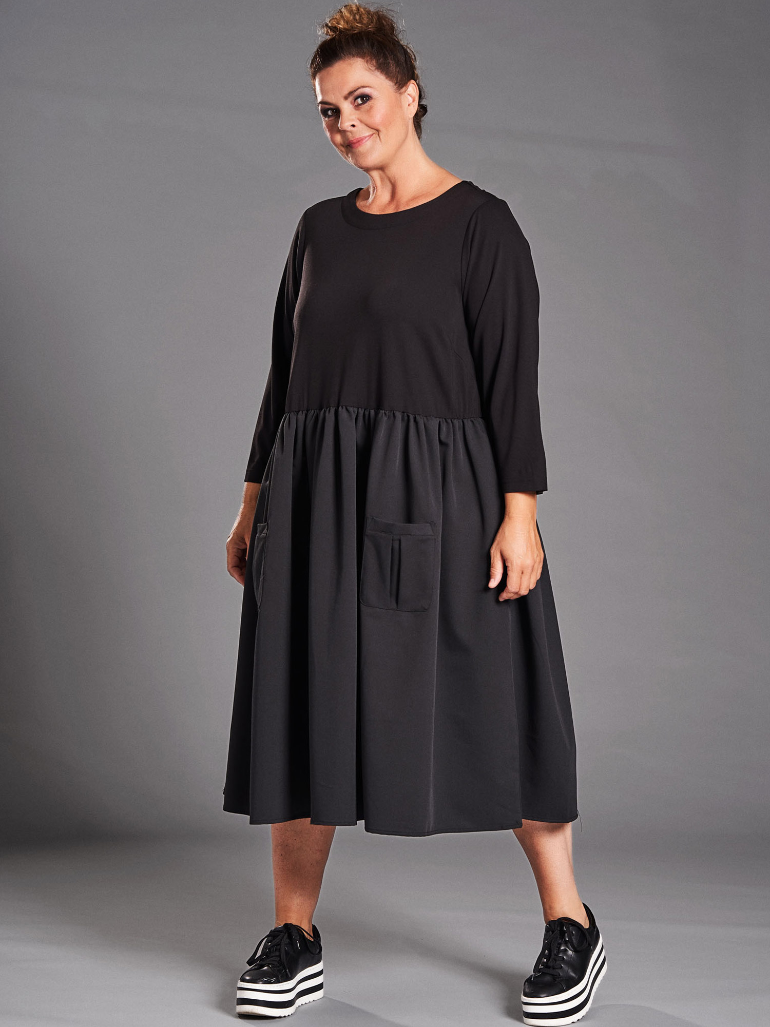 LONNI - Lækker sort kjole med lommer fra Gozzip Black