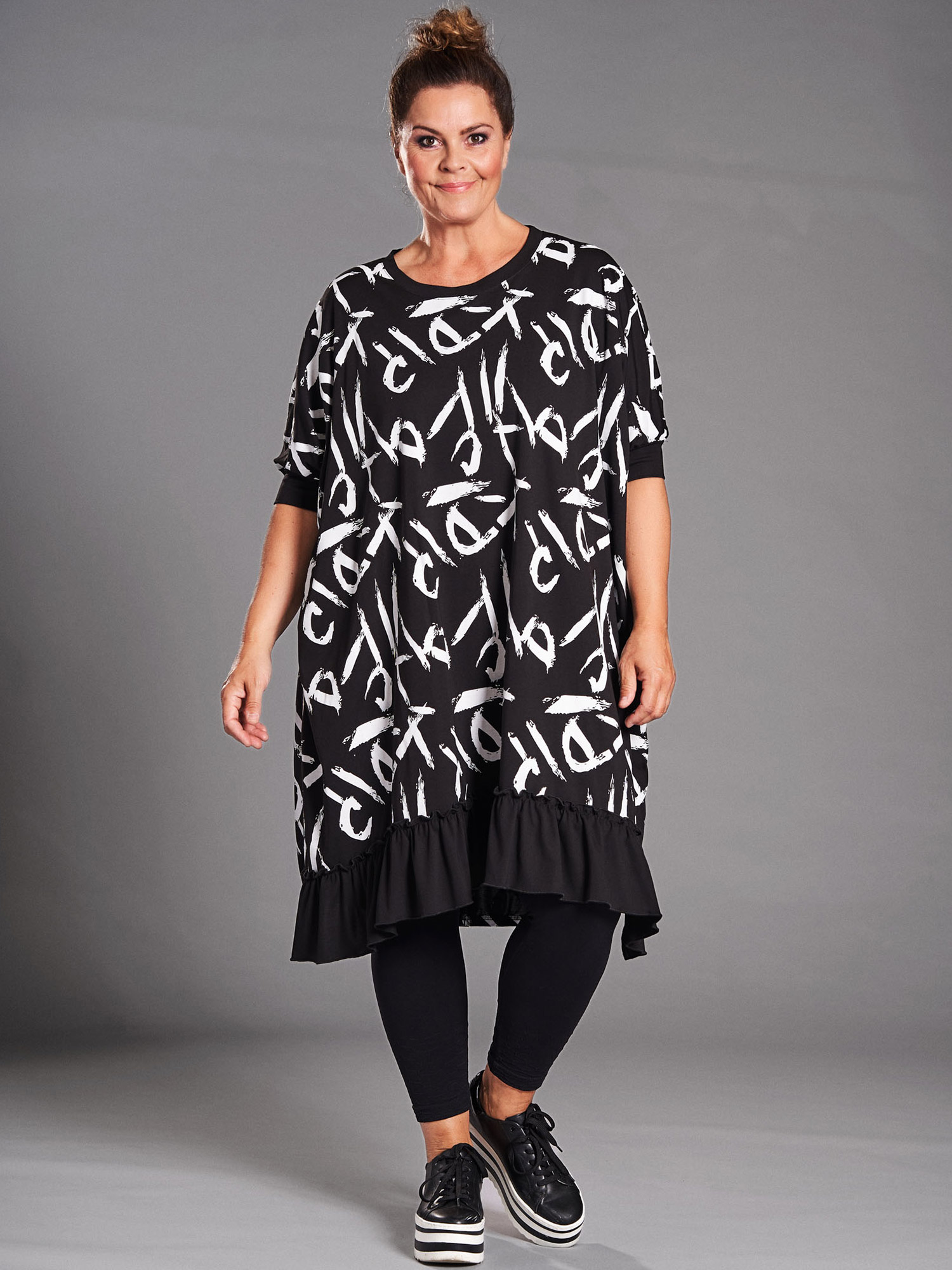LONA - Sort jersey tunika med hvid print fra Gozzip Black