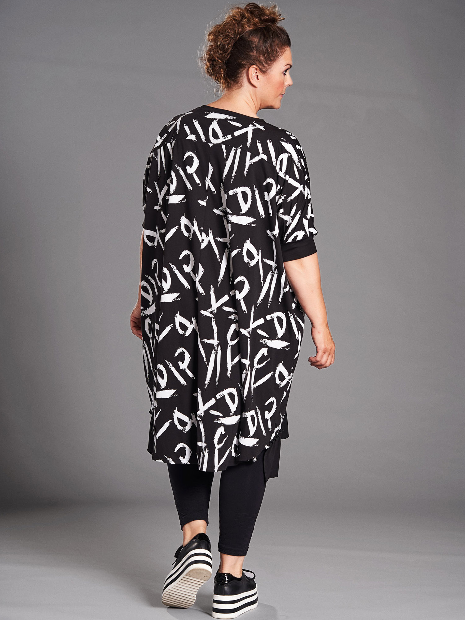 LONA - Sort jersey tunika med hvid print fra Gozzip Black