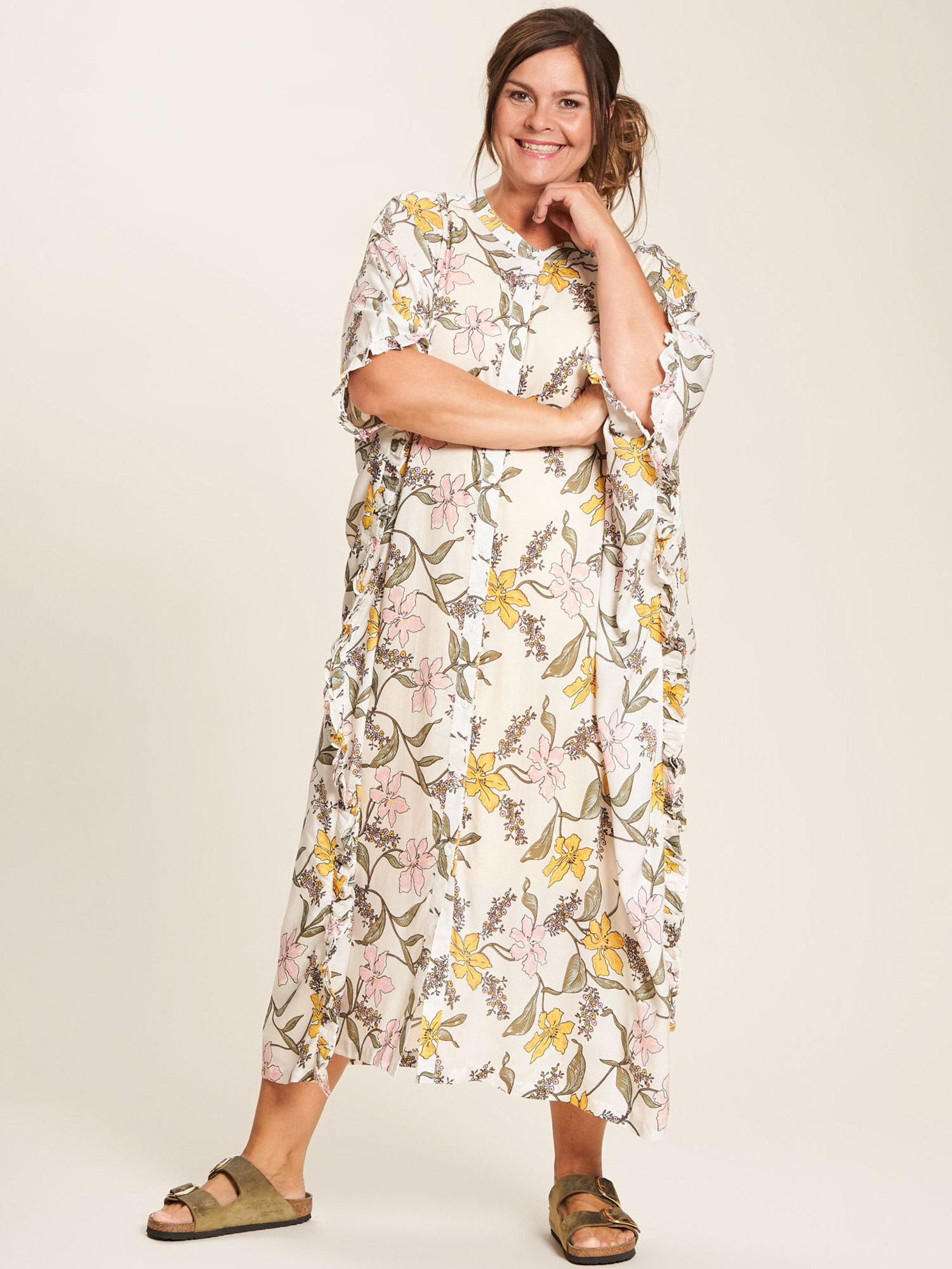 Lilly - Hvid oversize skjorte kjole i viskose med flotte blomster fra Gozzip