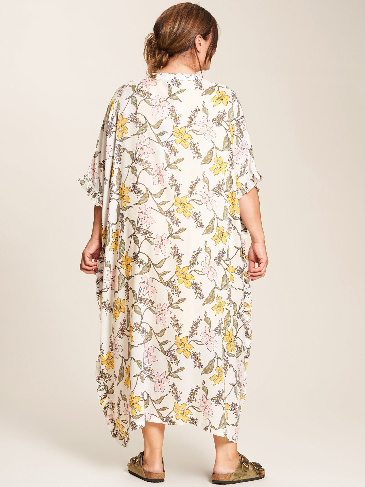 Lilly - Hvid oversize skjorte kjole i viskose med flotte blomster fra Gozzip