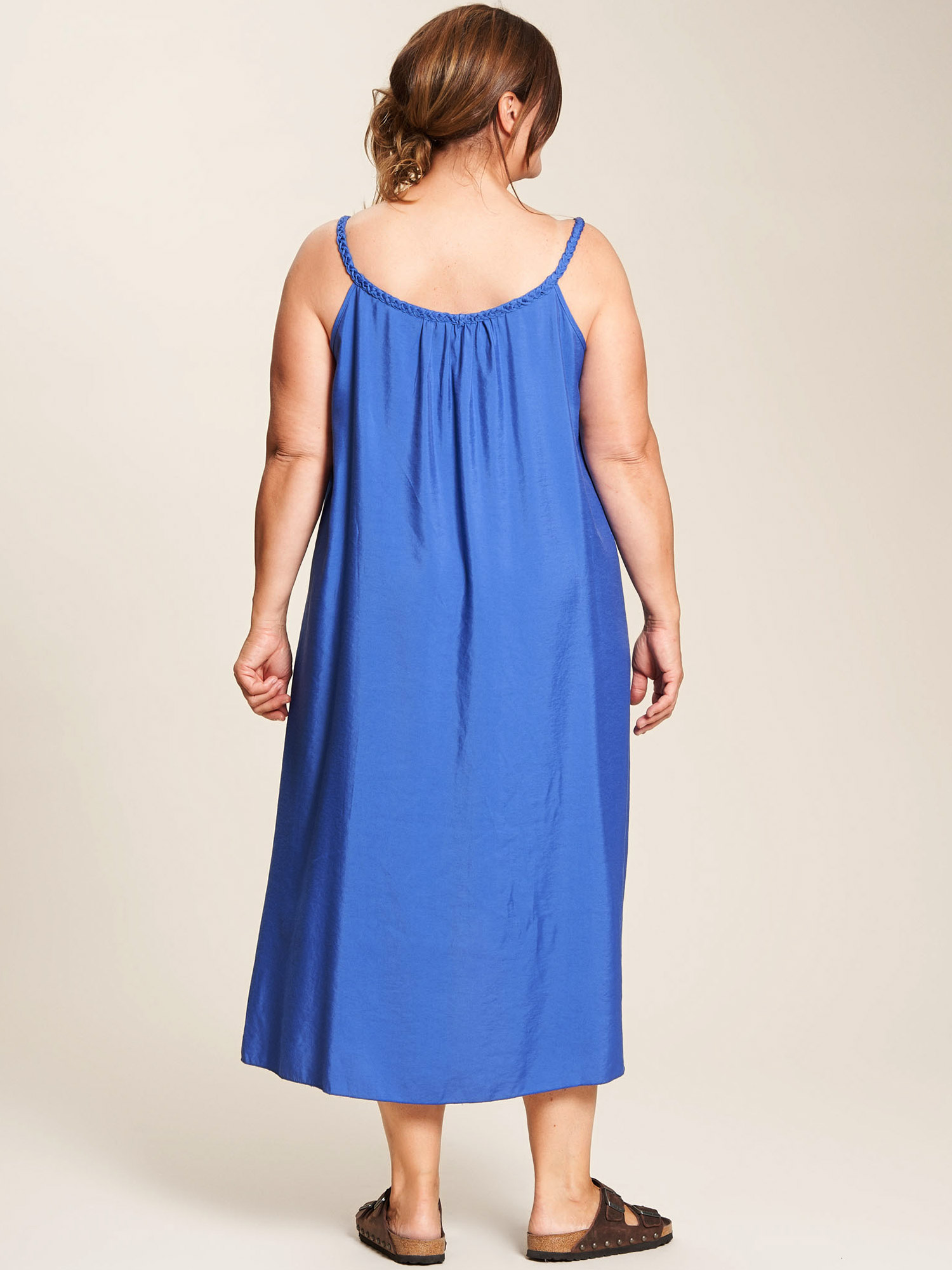 Amalie - Sød koboltblå viskose strop kjole fra Gozzip