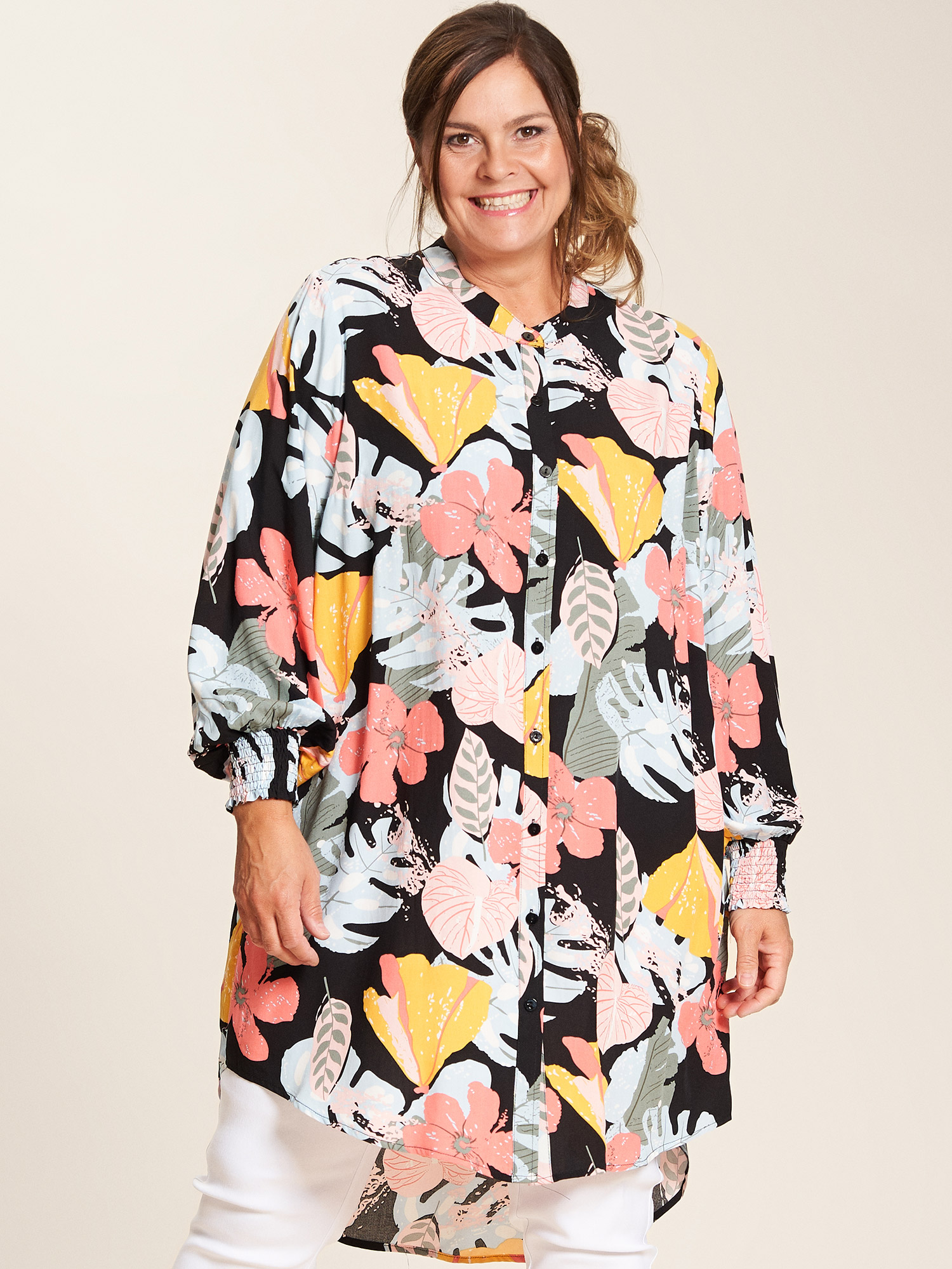 Ulrikke - Sort skjorte tunika med blomster print i smukke farver fra Gozzip