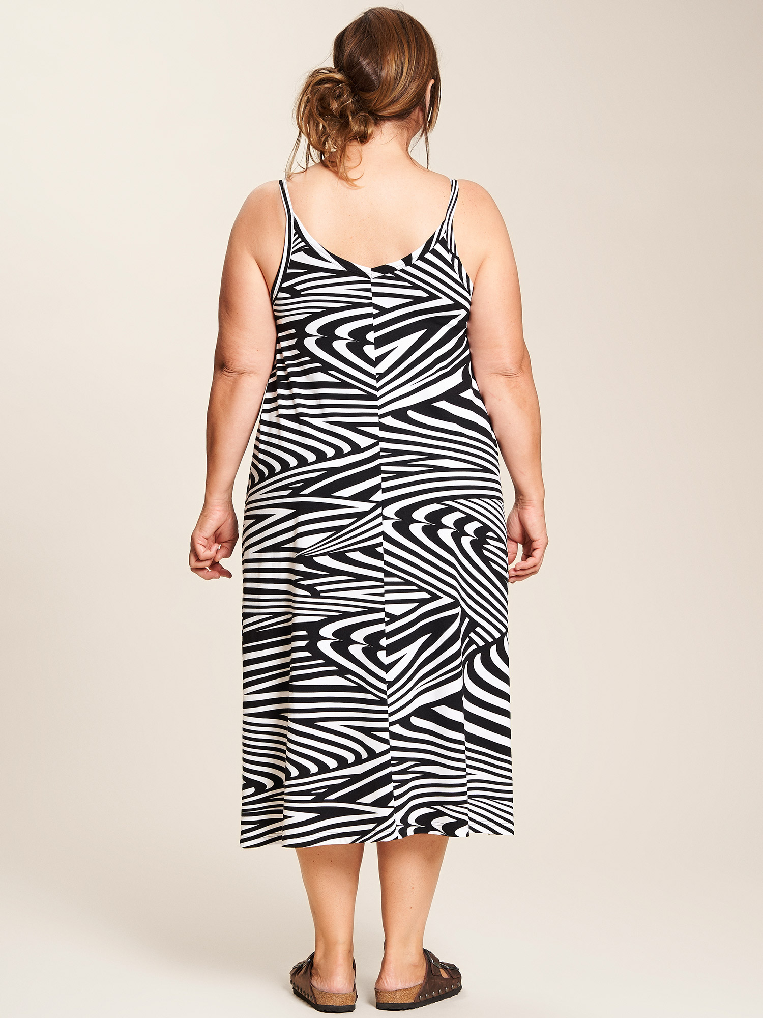 Janie - Strop kjole i lækker viskose jersey med smart print fra Gozzip
