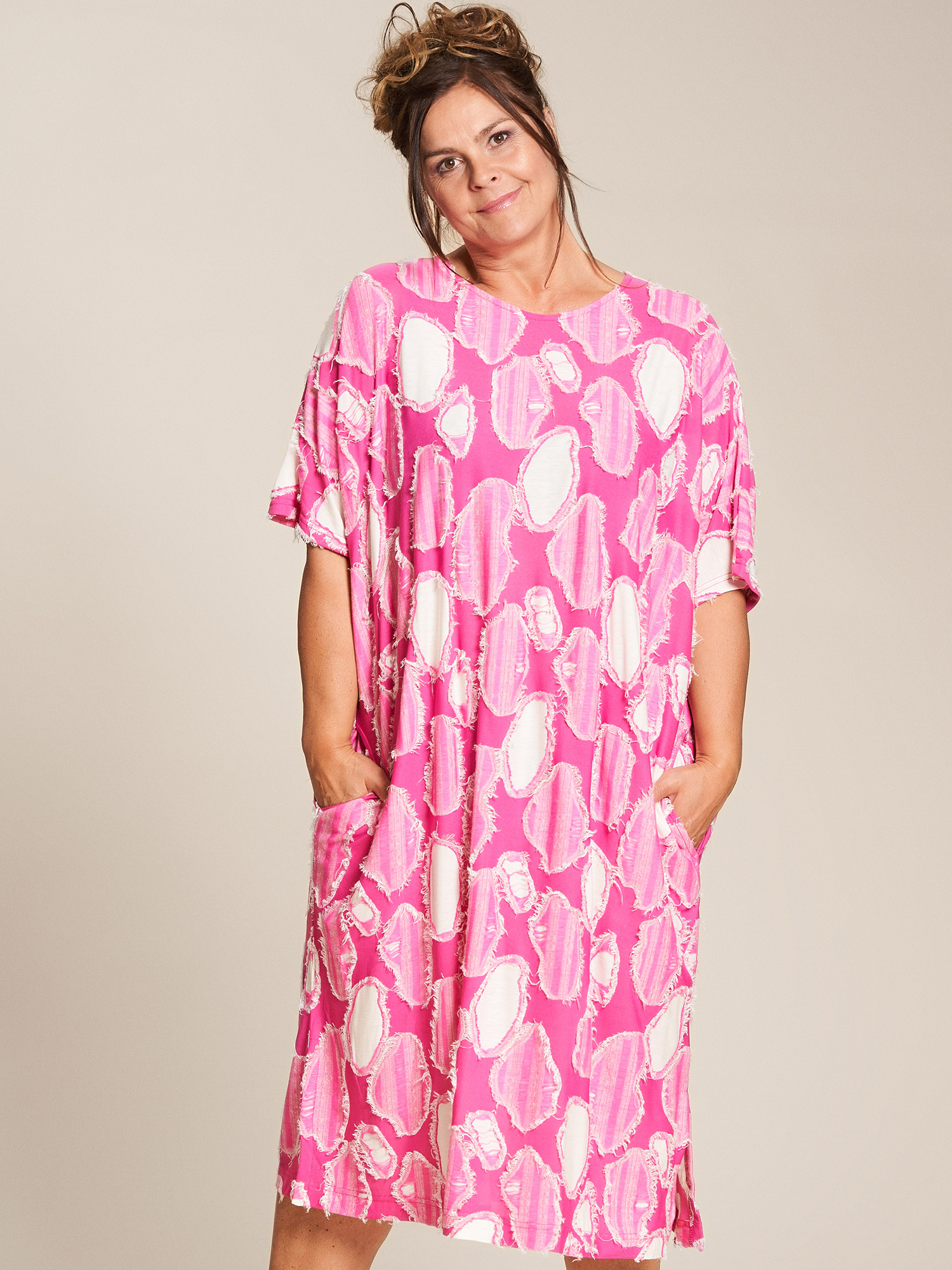 Pink - Anne-Lise - Pink viskose kjole med smarte detaljer fra Gozzip Black