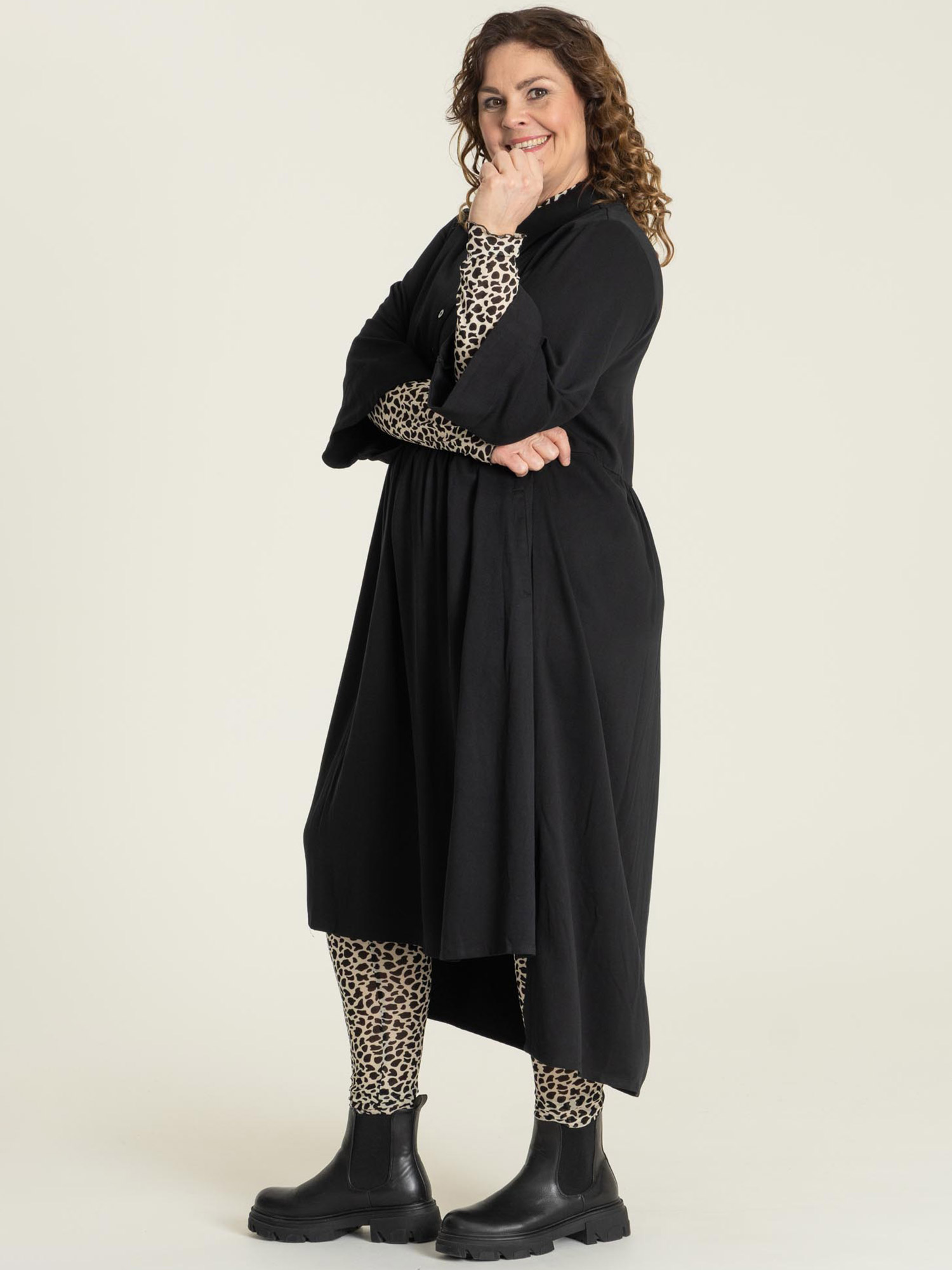 Susanne - Lækker sort viskose kjole fra Gozzip