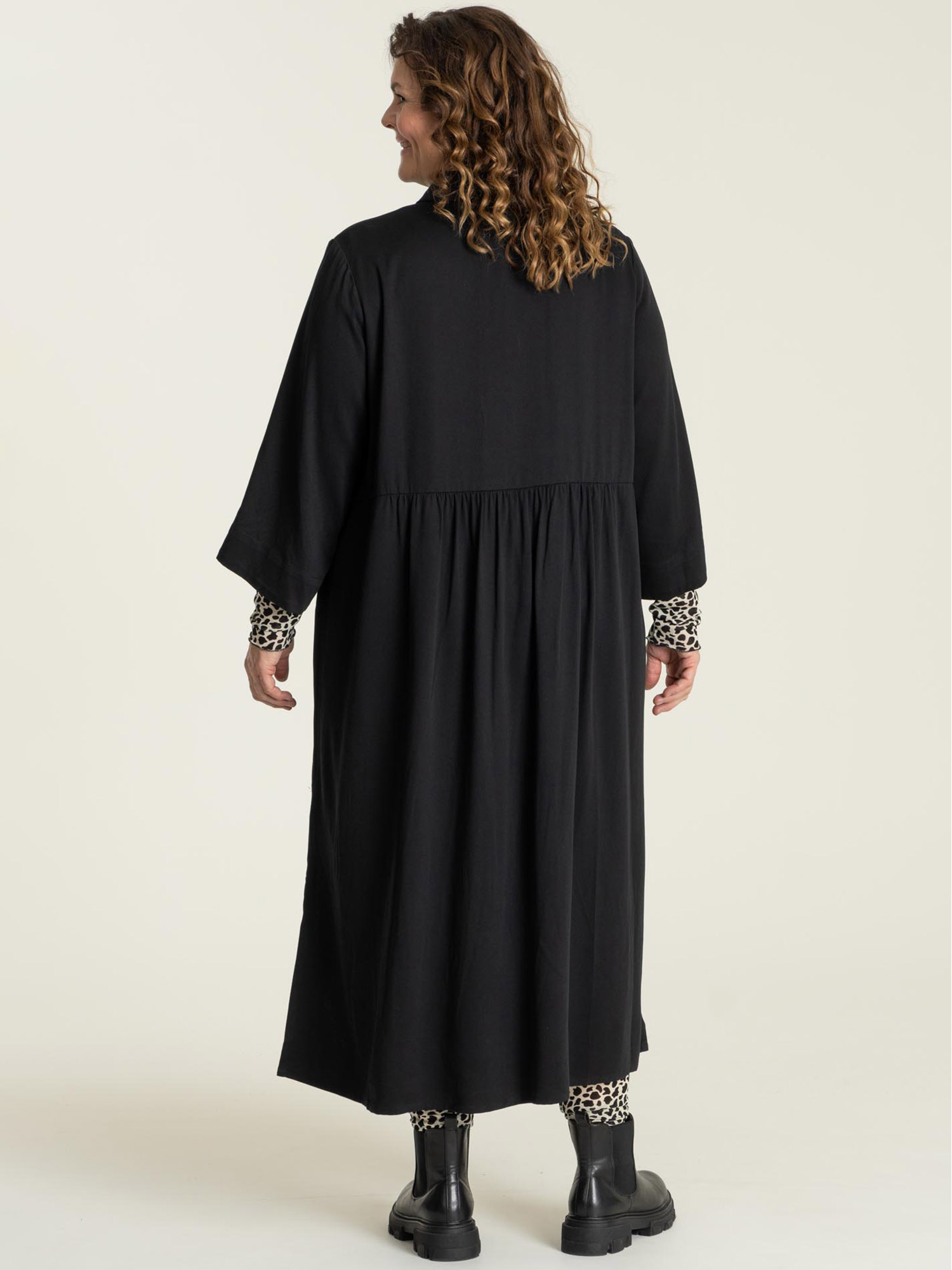 Susanne - Lækker sort viskose kjole fra Gozzip