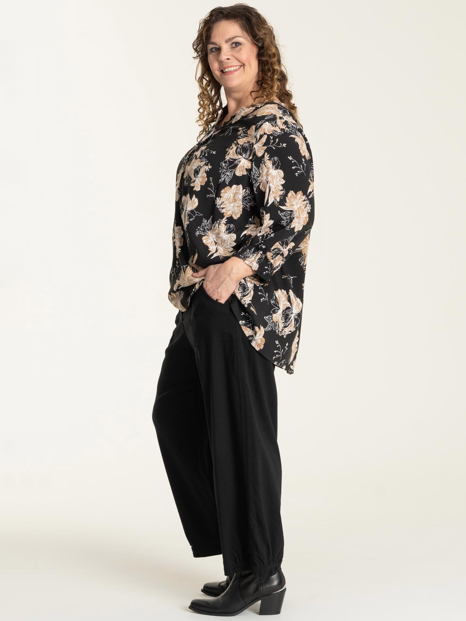 SACHA - Sød sort viskose bluse med flot blomster print fra Gozzip