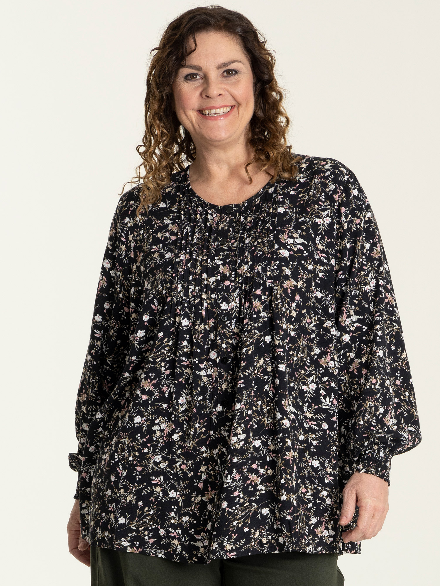 Bertha - Sort viskose skjorte bluse med fine blomster fra Gozzip