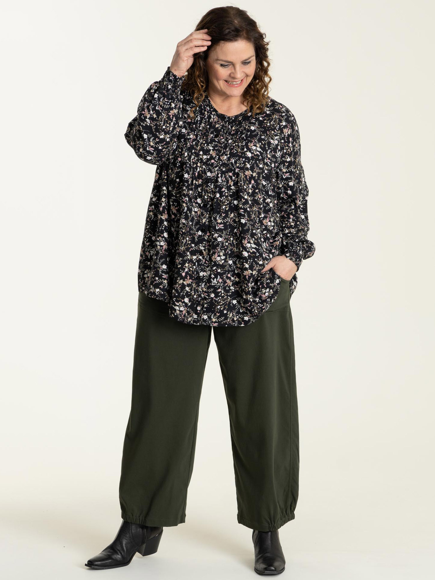 Bertha - Sort viskose skjorte bluse med fine blomster fra Gozzip