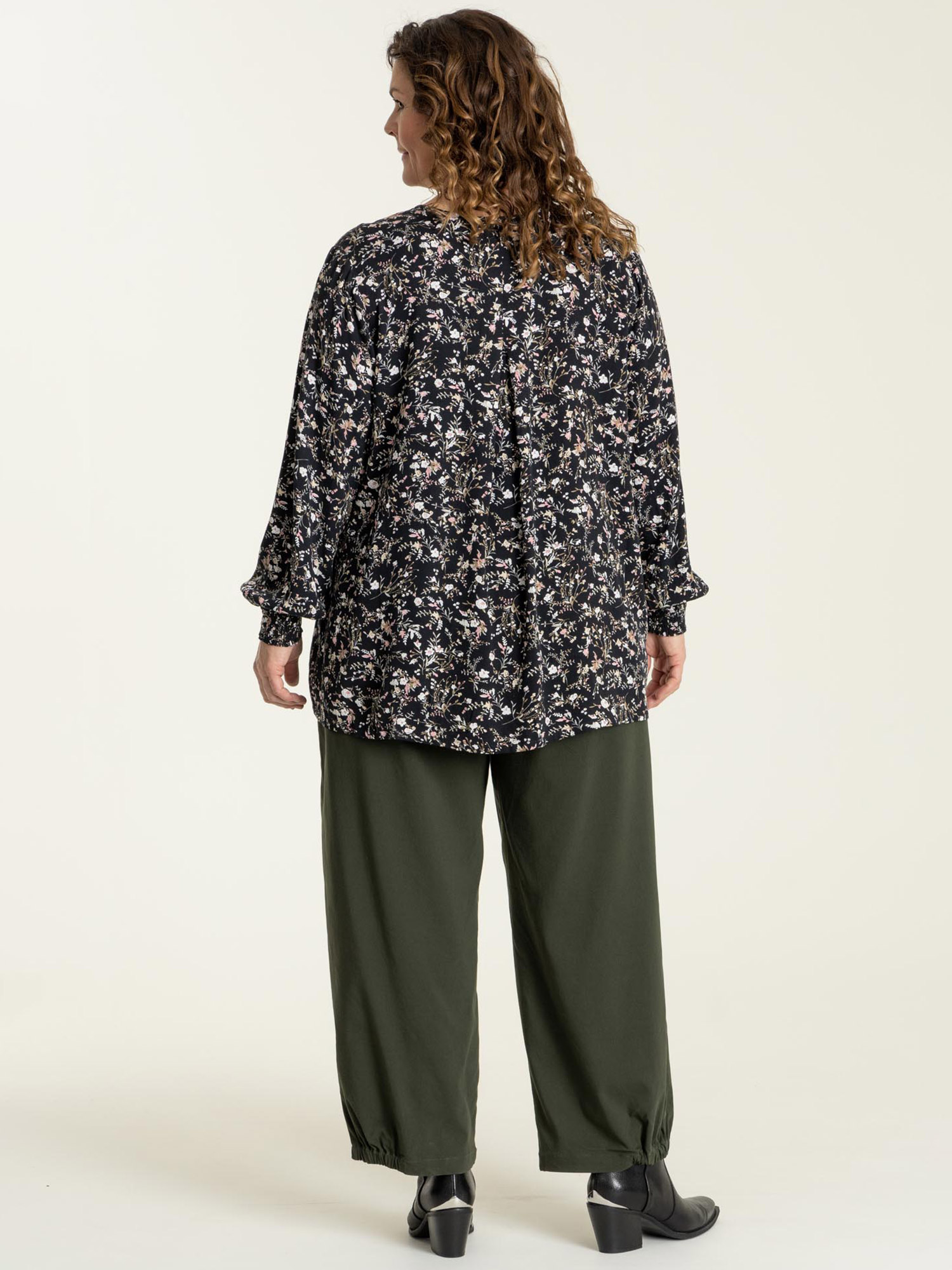 Bertha - Sort viskose skjorte bluse med fine blomster fra Gozzip