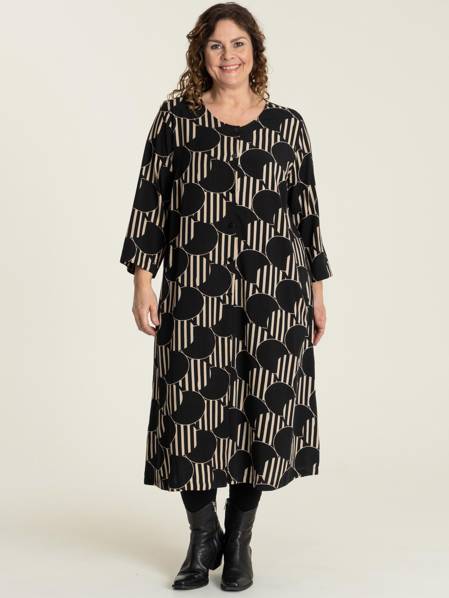LINETTE - Lang sort viskose kjole med beige mønster fra Gozzip