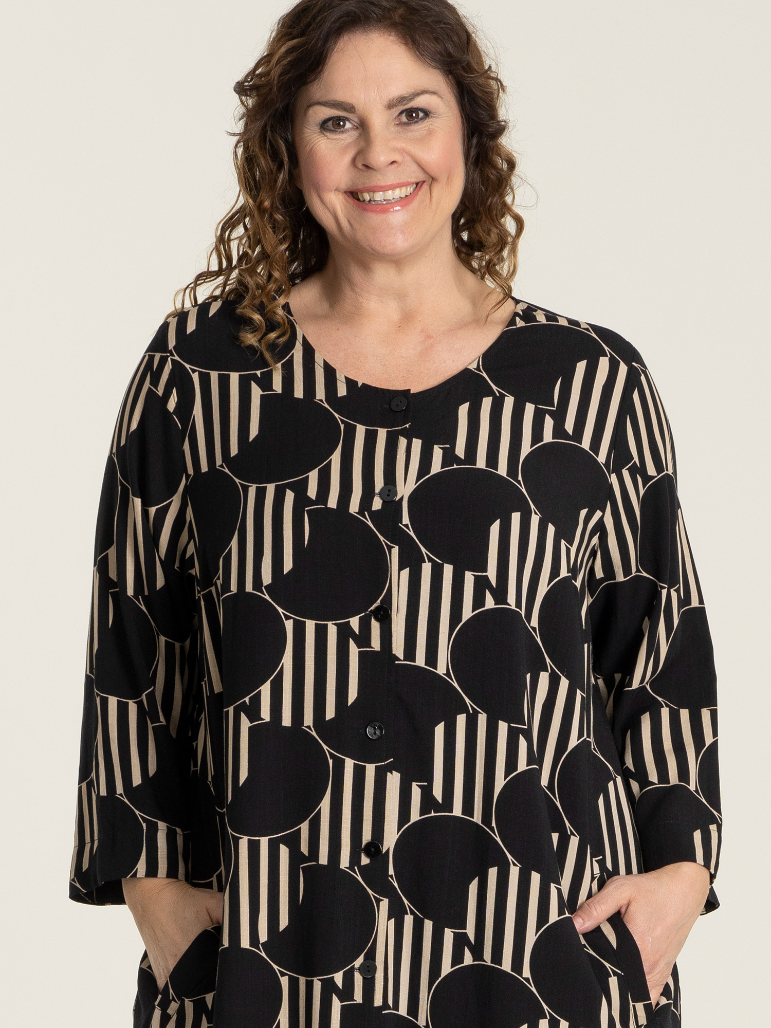 LINETTE - Lang sort viskose kjole med beige mønster fra Gozzip