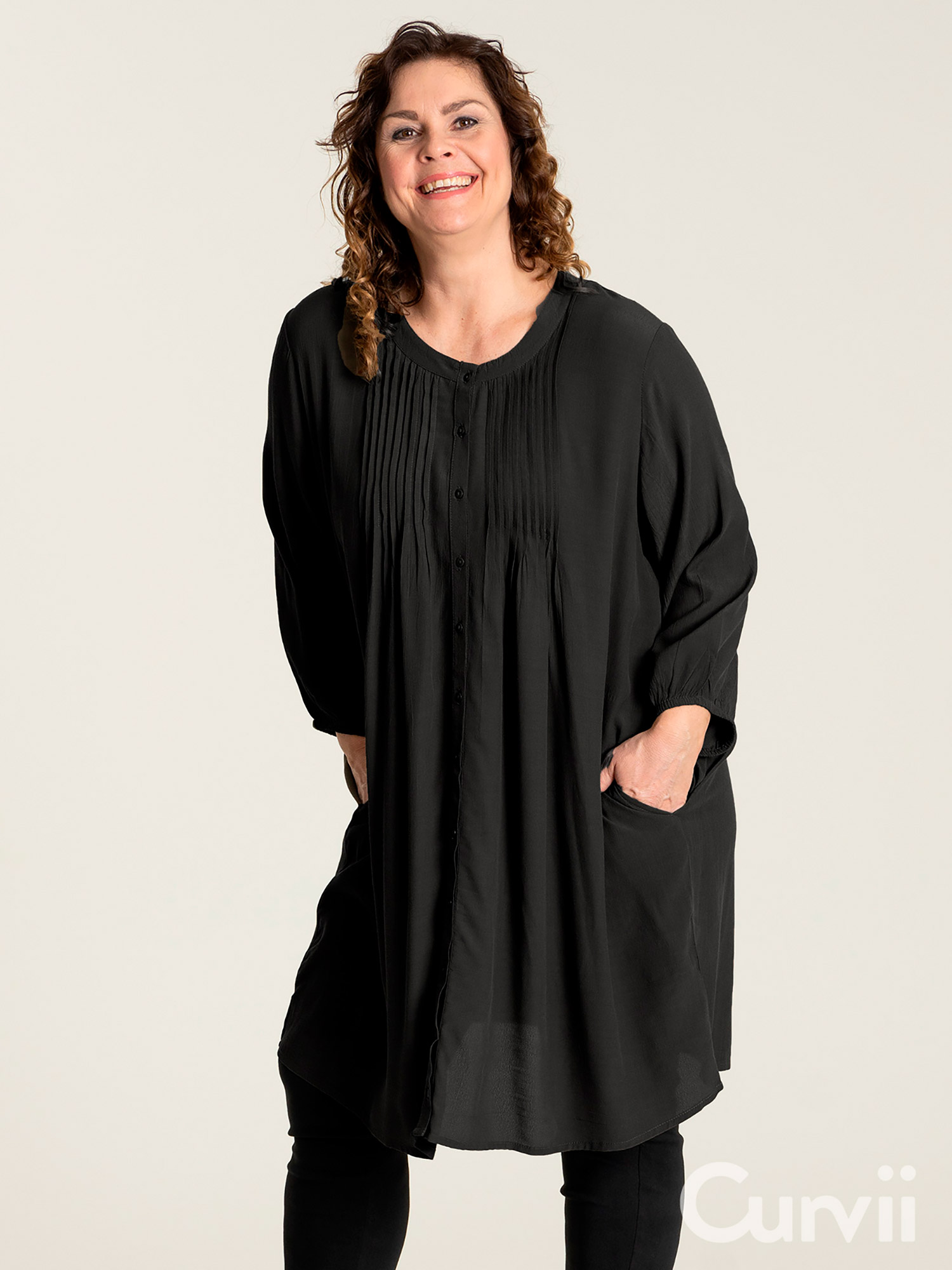 JOHANNE - Flot sort skjorte tunika med lommer fra Gozzip