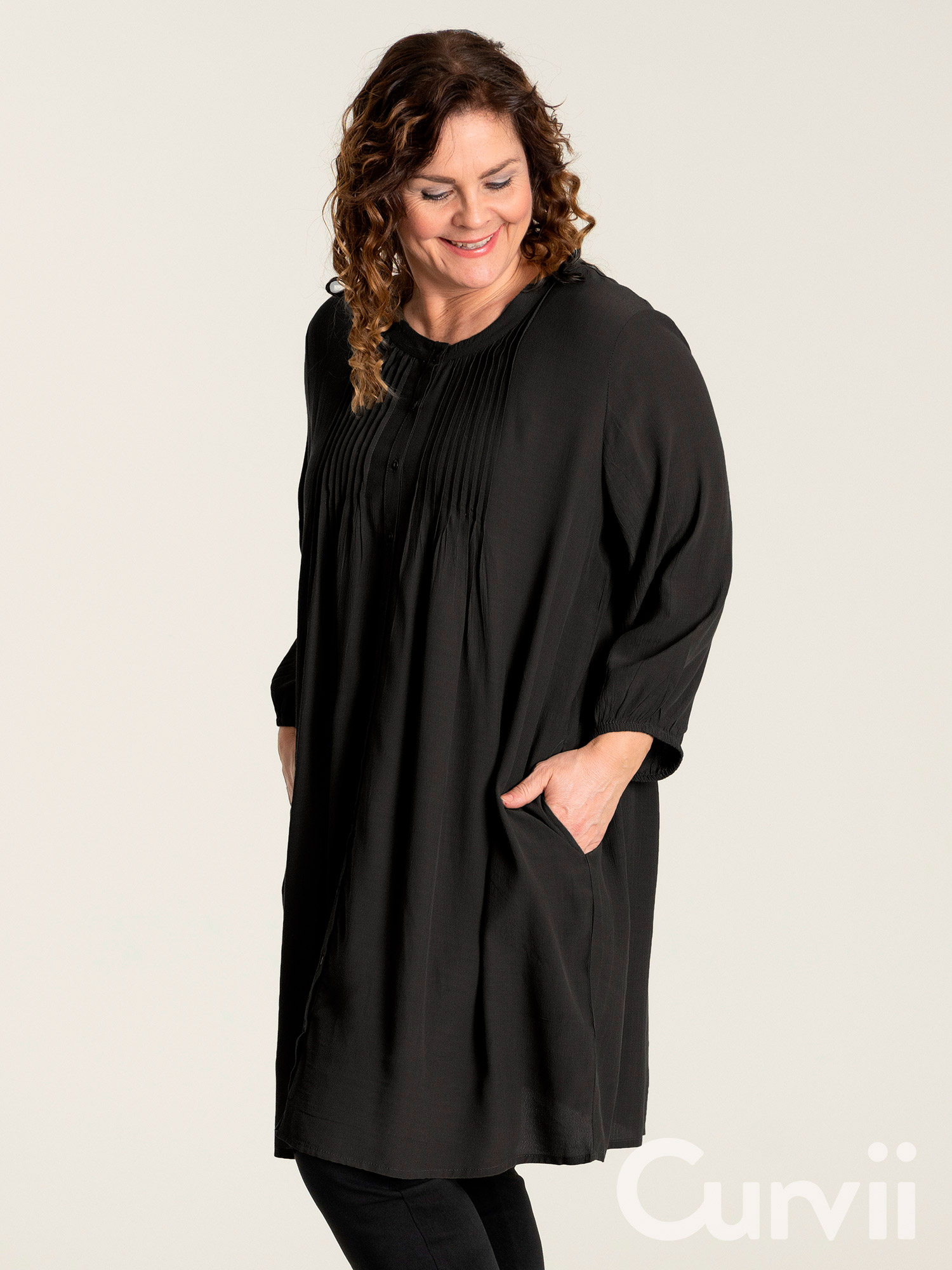 JOHANNE - Flot sort skjorte tunika med lommer fra Gozzip