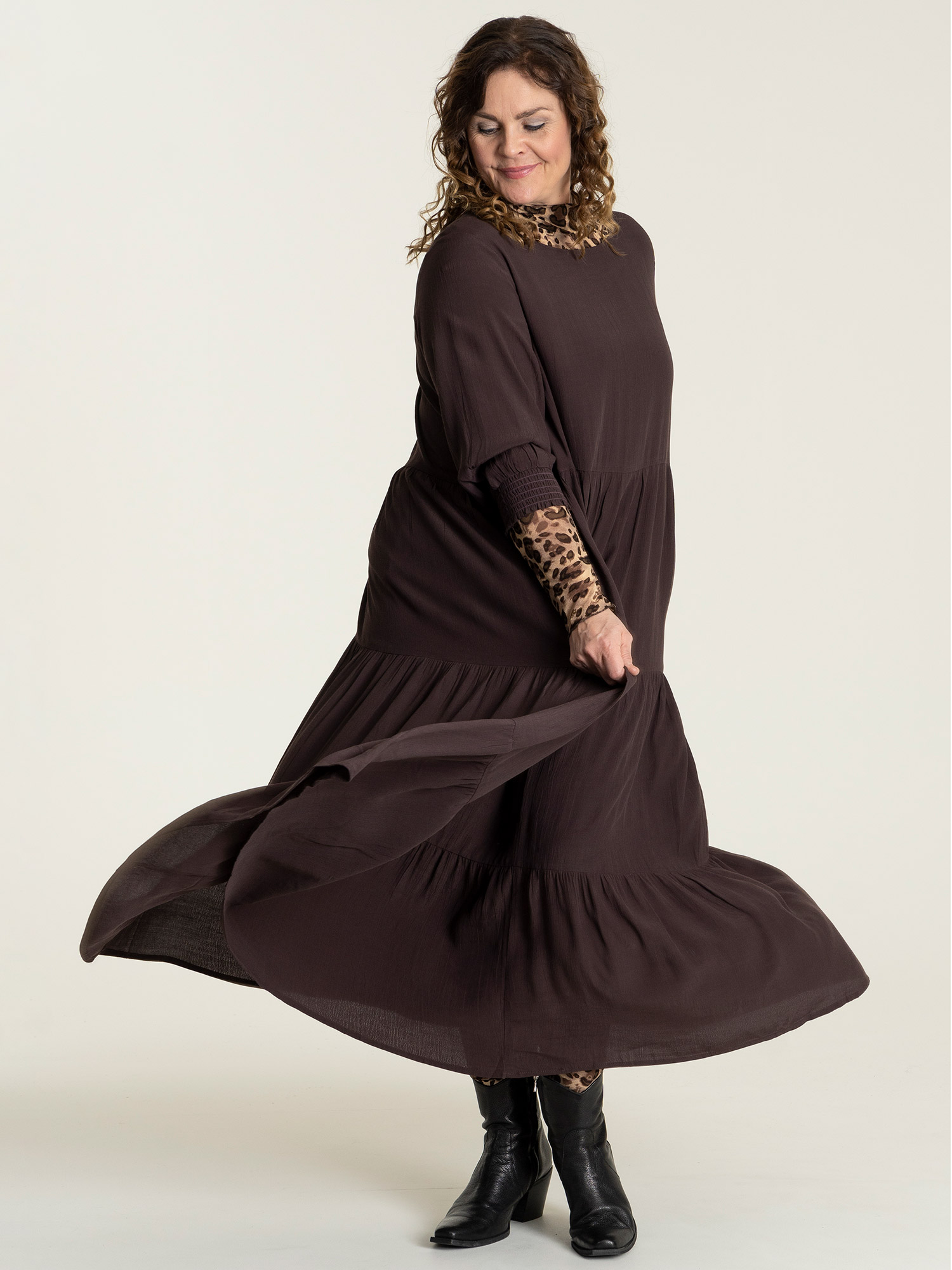 SUSSIE - Flot lang viskose kjole i brun fra Gozzip