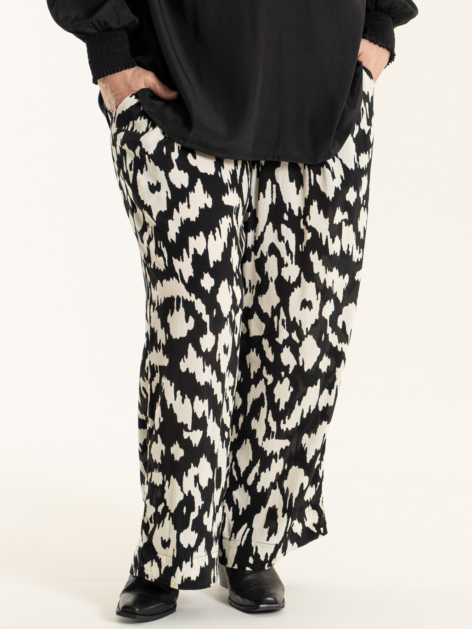 MARIE - Viskose bukser i sort og råhvid mønster fra Gozzip