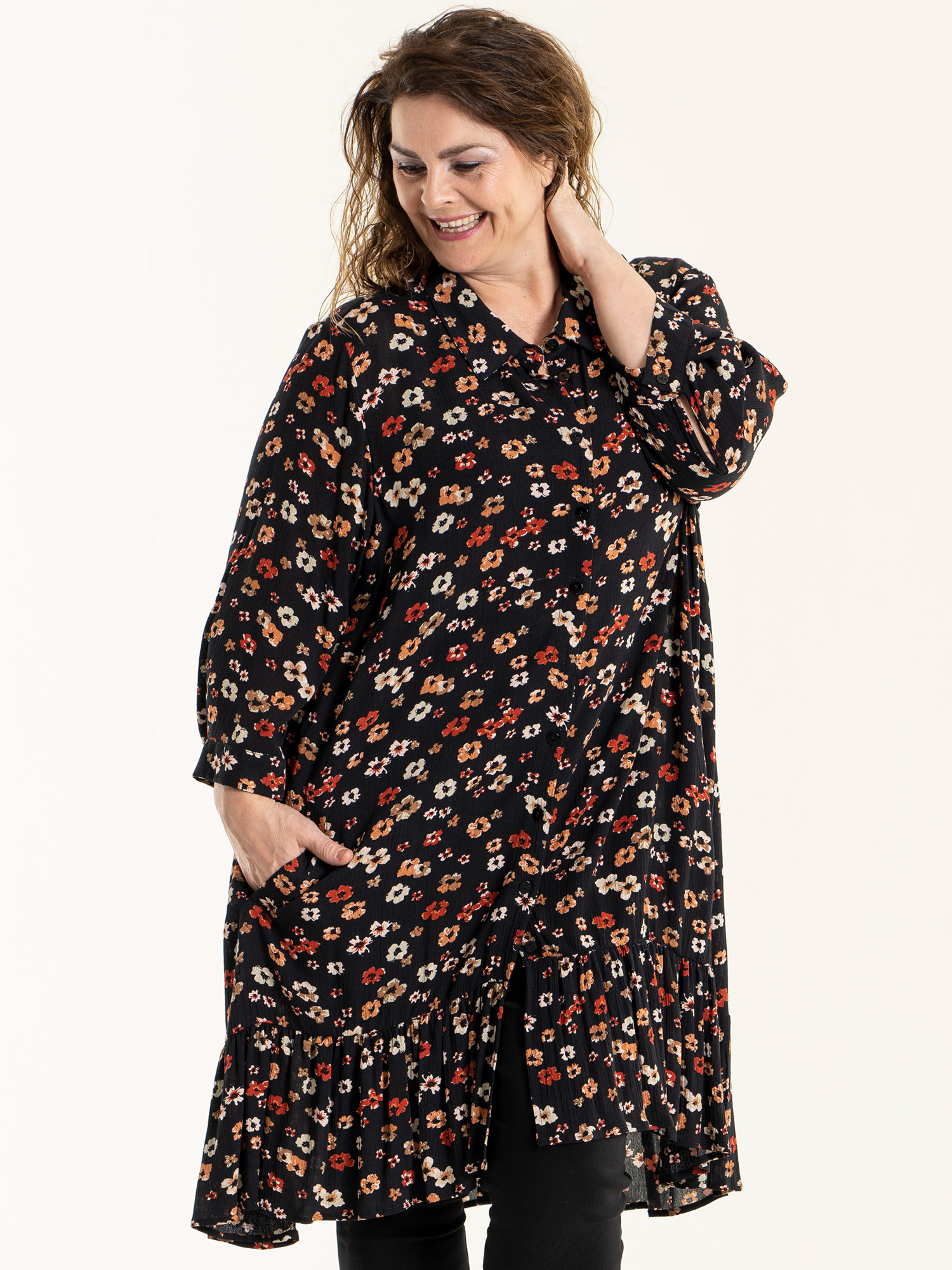 EDITH - Sort skjorte tunika i crepet viskose med blomster print fra Gozzip