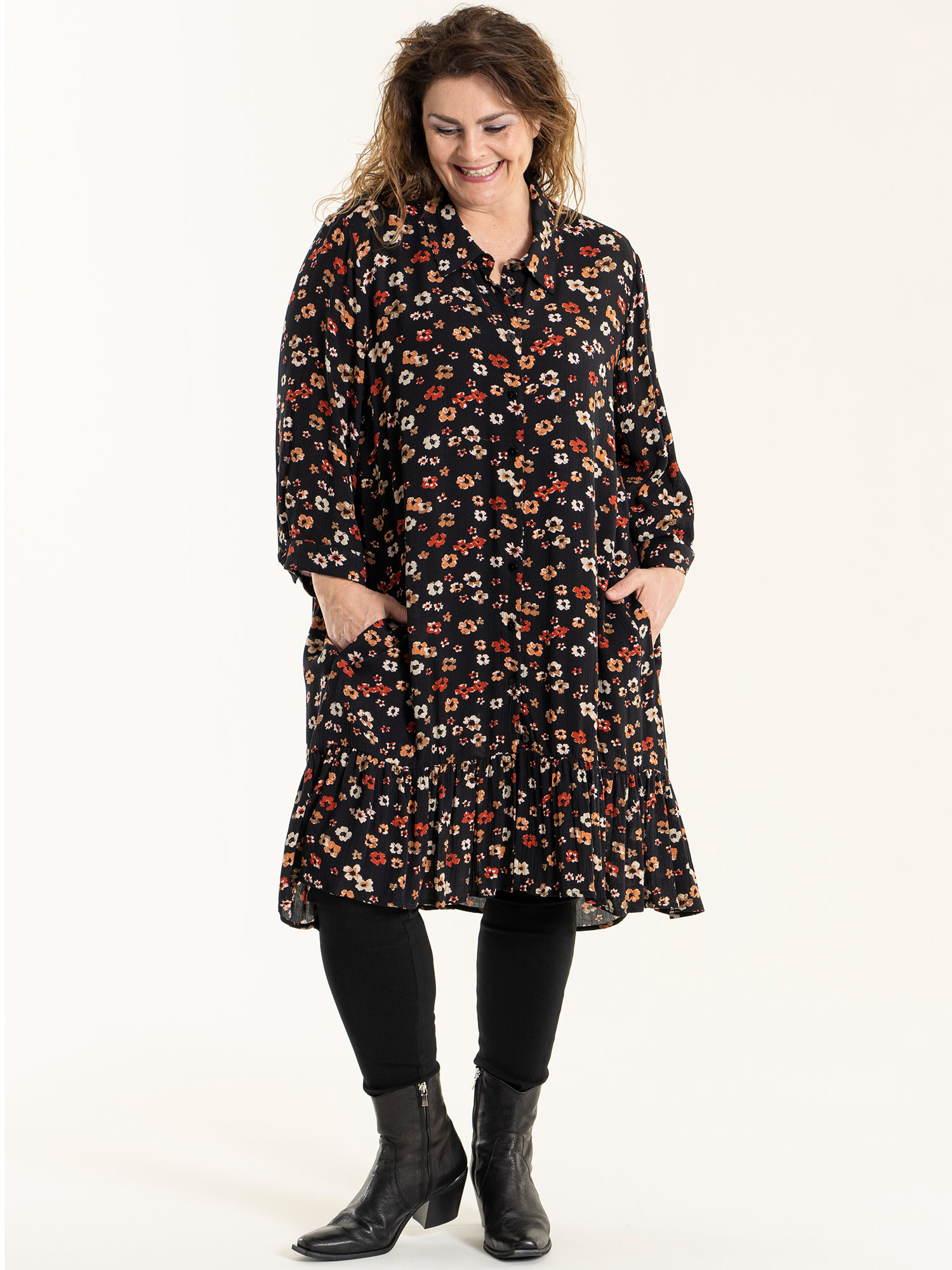 EDITH - Sort skjorte tunika i crepet viskose med blomster print fra Gozzip