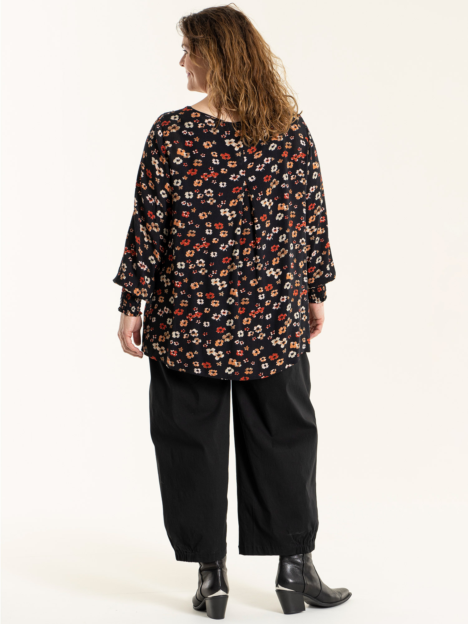 NATACHA - Sort bluse i crepet viskose med blomster print fra Gozzip