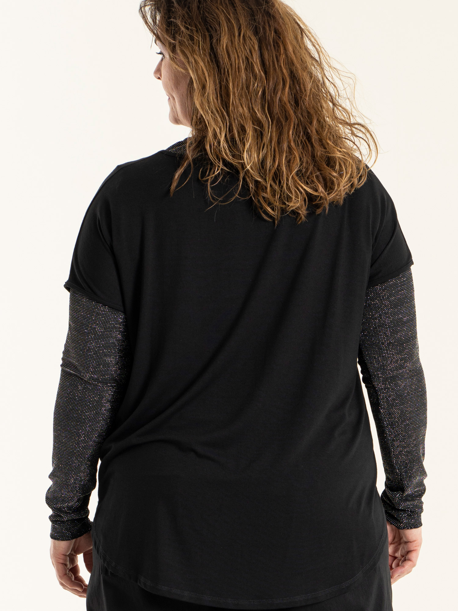 JOLANTA - Kraftig sort mesh bluse med sølv glimmer fra Gozzip