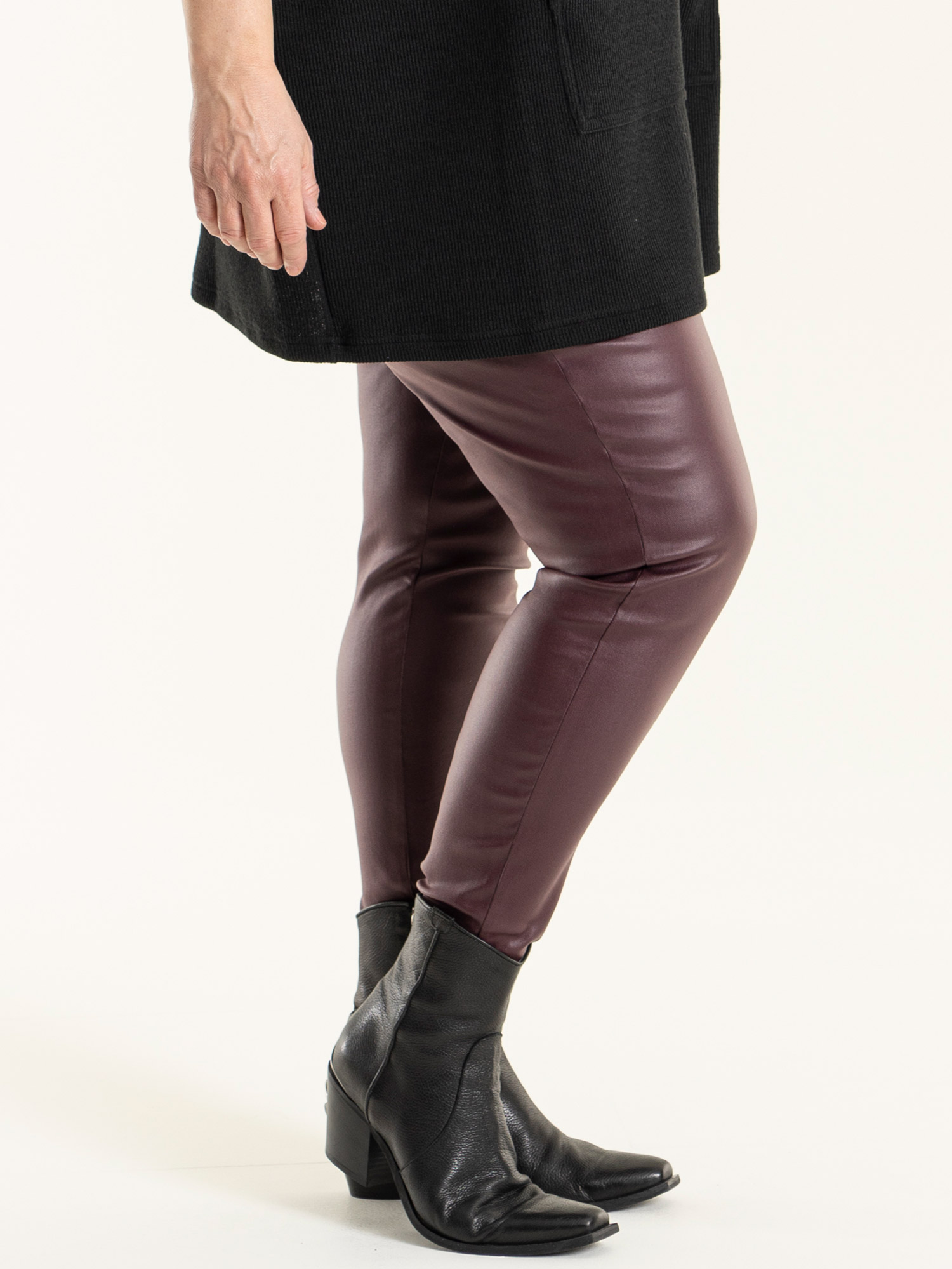 MONIKA - Bordeaux leggings i læder look fra Gozzip