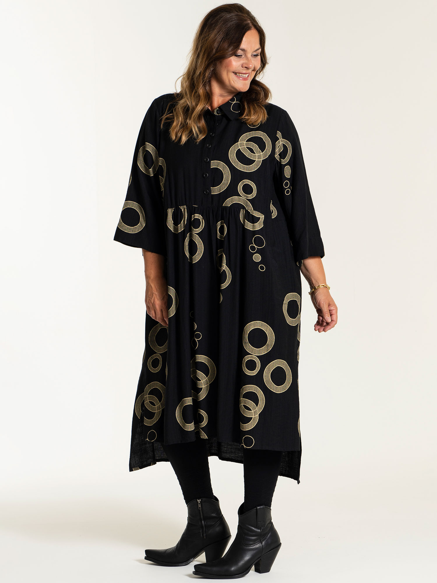SUSANNE - Sort viskose kjole med beige mønster fra Gozzip